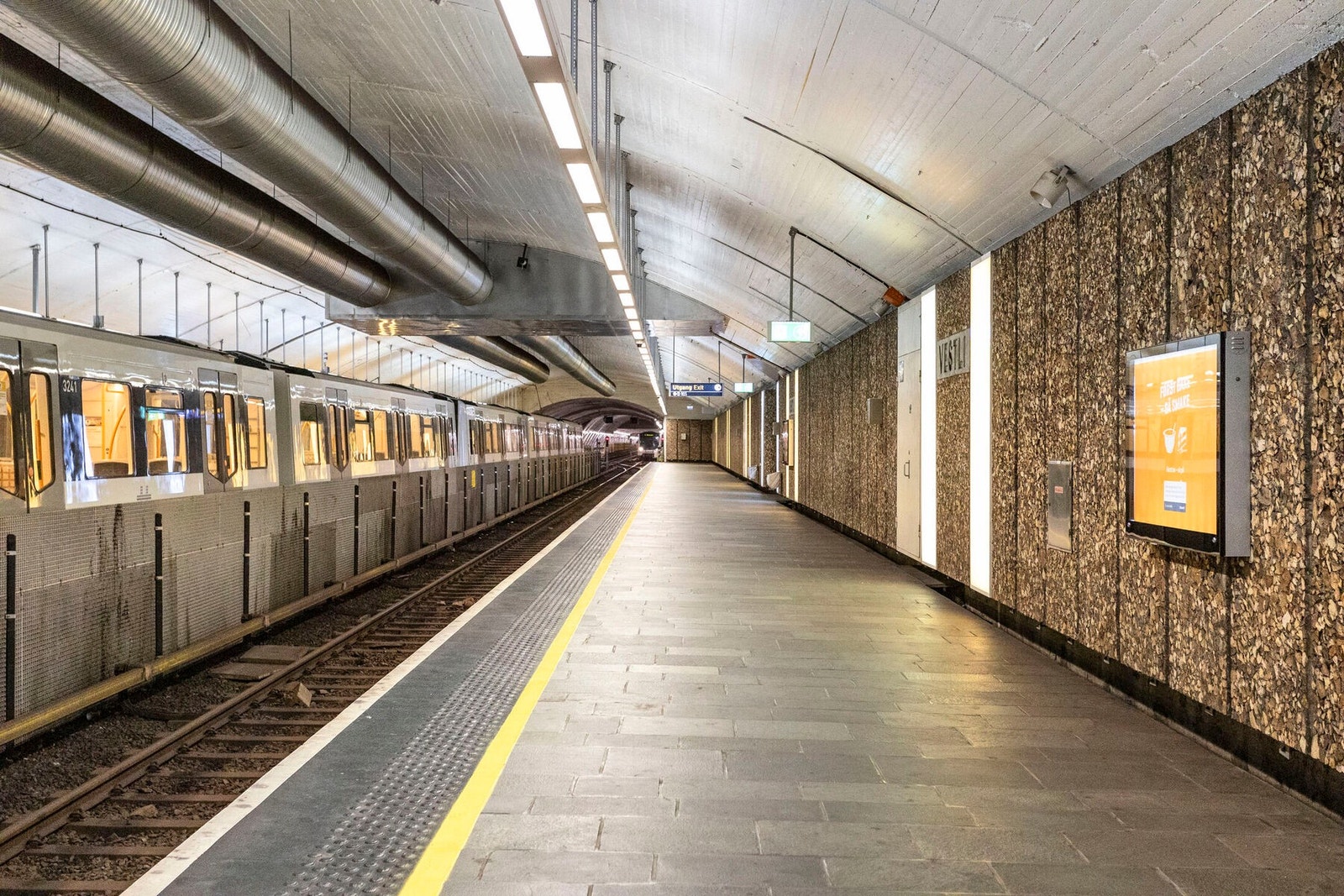 Vestli T-banestasjon ligger ca. 450 m unna. Her går linje 4 og 5 med hyppige avganger til sentrum og Bergkrystallen. Galleribilde