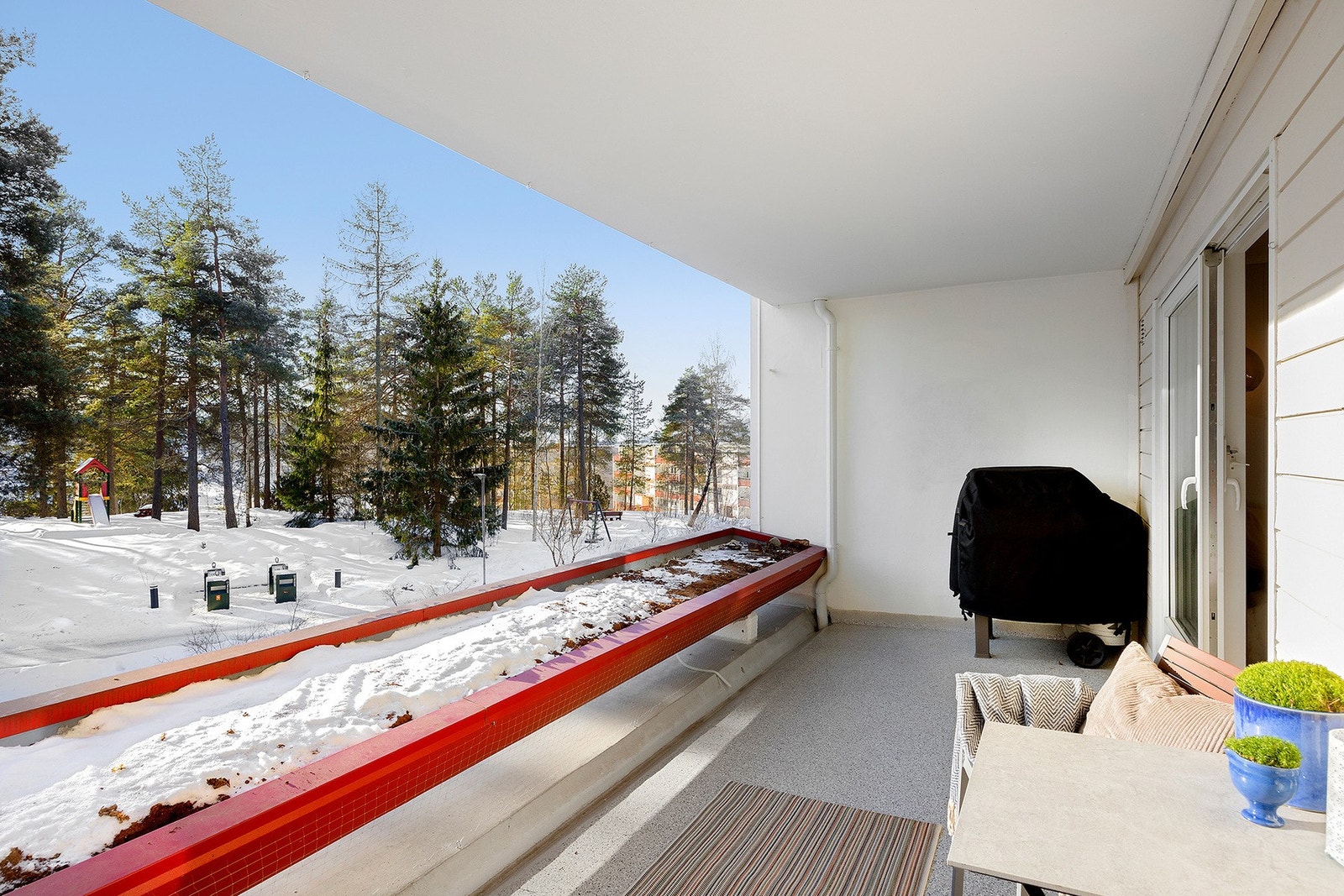 Dette er en innbydende 2-roms med solrik sydvendt terrasse, garasjeplass, og nærhet til både marka og byen. Et perfekt førstegangskjøp hvor man kan flytte rett inn! Galleribilde