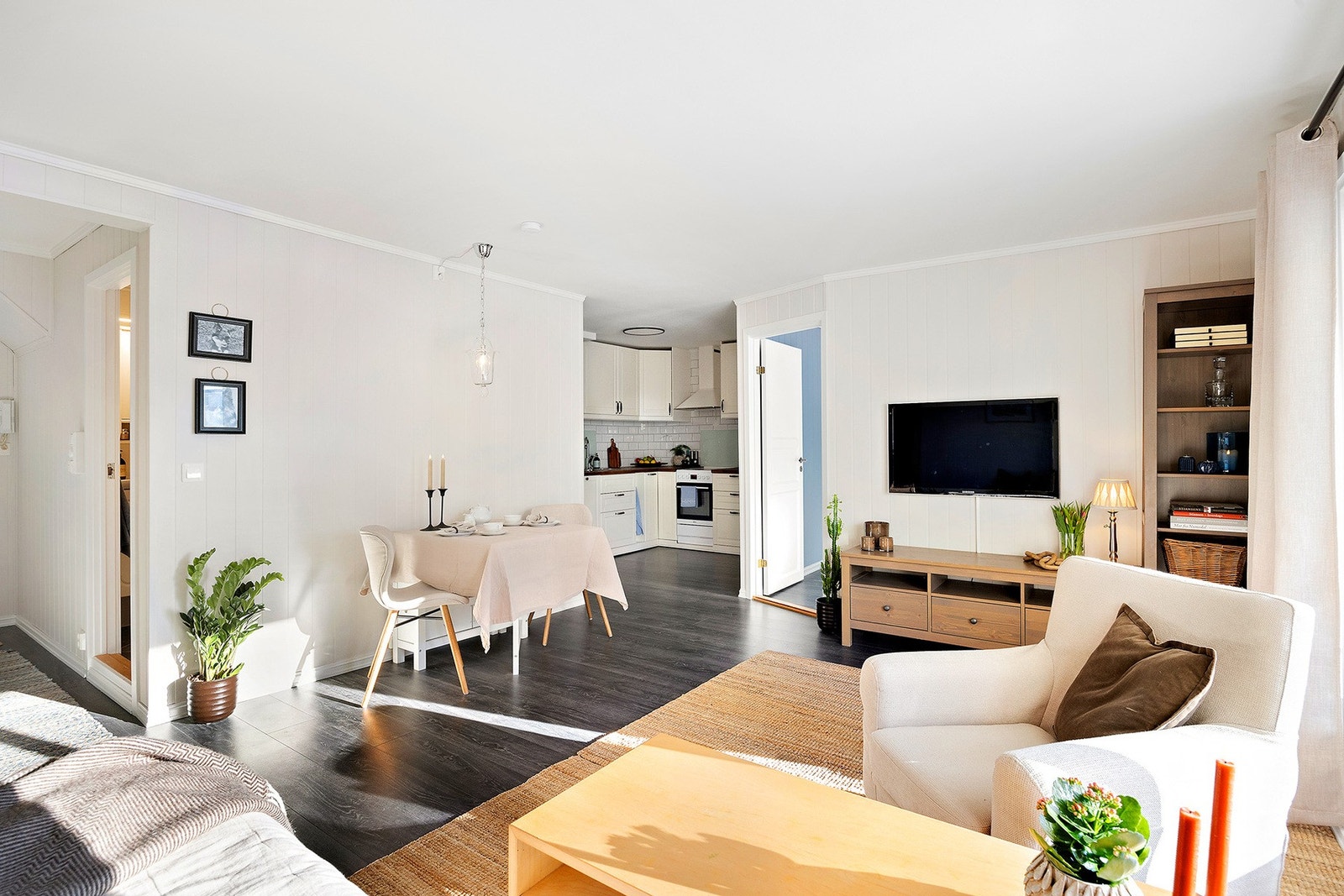 Det er god plass til å møblere med sofagruppe, sofabord, medievegg og spisebord. Galleribilde