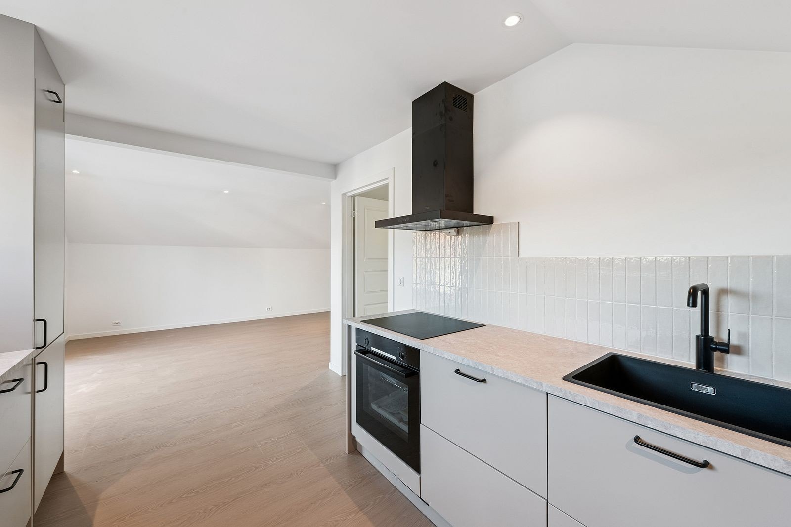 Kjøkkenet har integrerte hvitevarer samt mye skap og benkeplass. Galleribilde