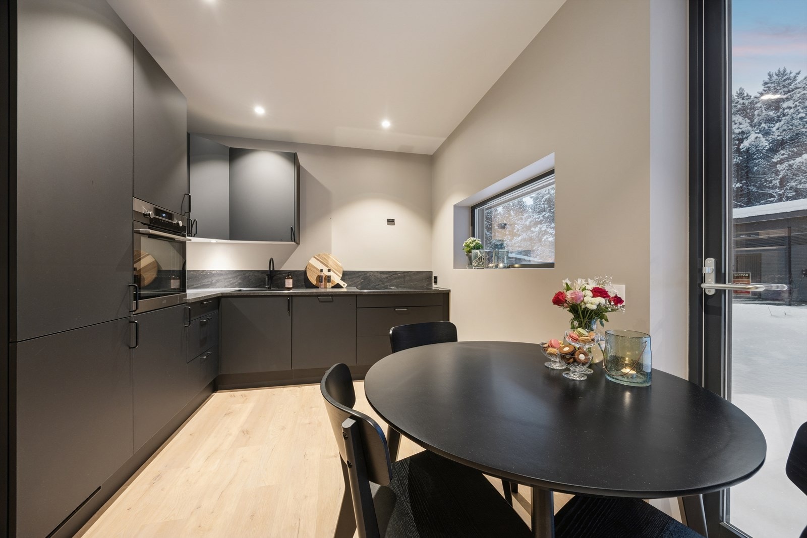 Kjøkkenet har innredning med glatte fronter og laminert benkeplate med nedfelt vaskekum. Galleribilde