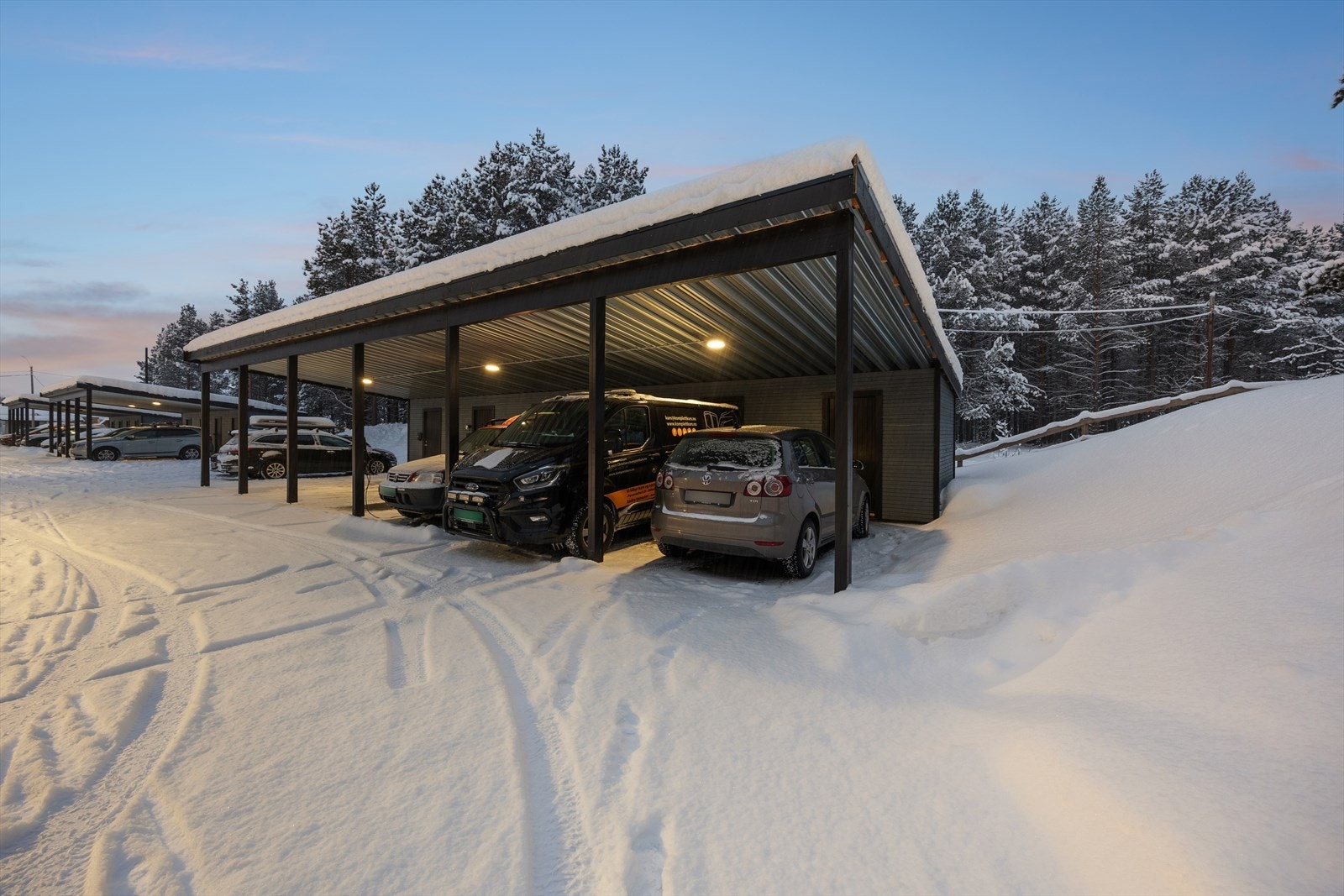 Tilhørende leiligheten er en carportplass og en gjesteparkering, samt en praktisk bod. Galleribilde