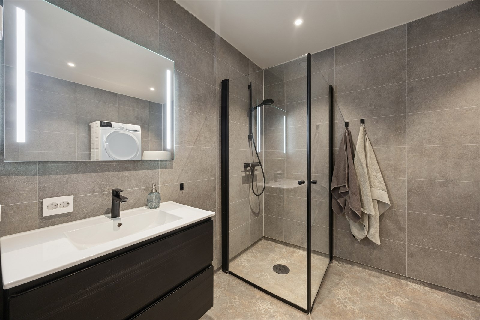 Bad/vaskerom har våtromsplater på veggene og belegg på gulvet. Galleribilde