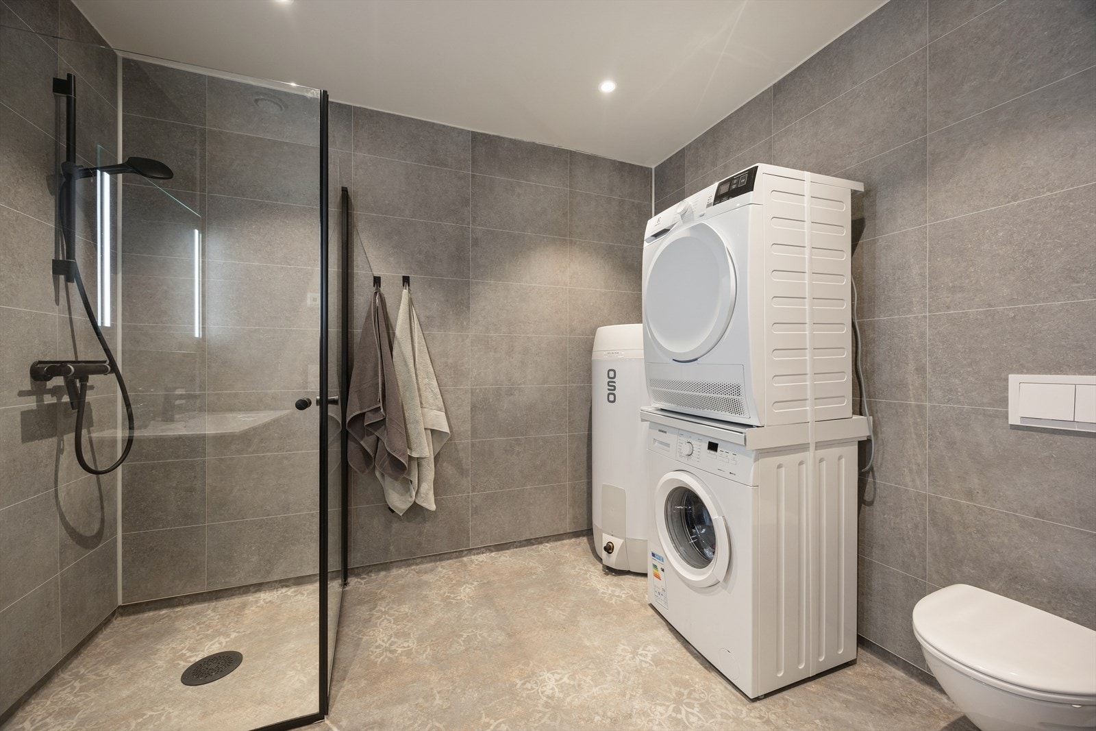 Innredningen består av speil med belysning, servant med seksjon, dusjhjørne, veggmontert toalett, varmtvannstank og opplegg for vaskemaskin. Galleribilde