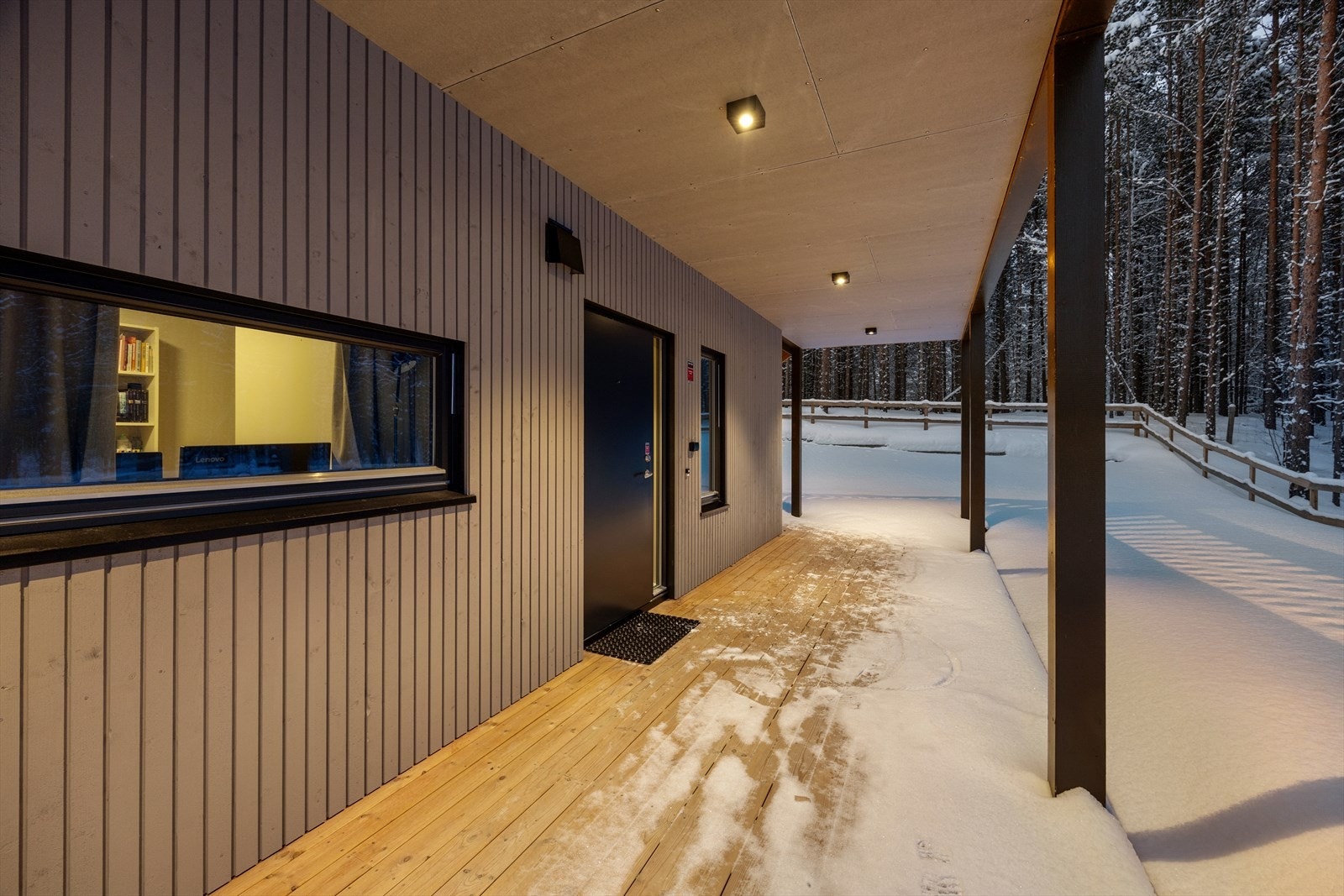 En attraktiv eierleilighet på bakkeplan med overbygget inngangsparti. Galleribilde