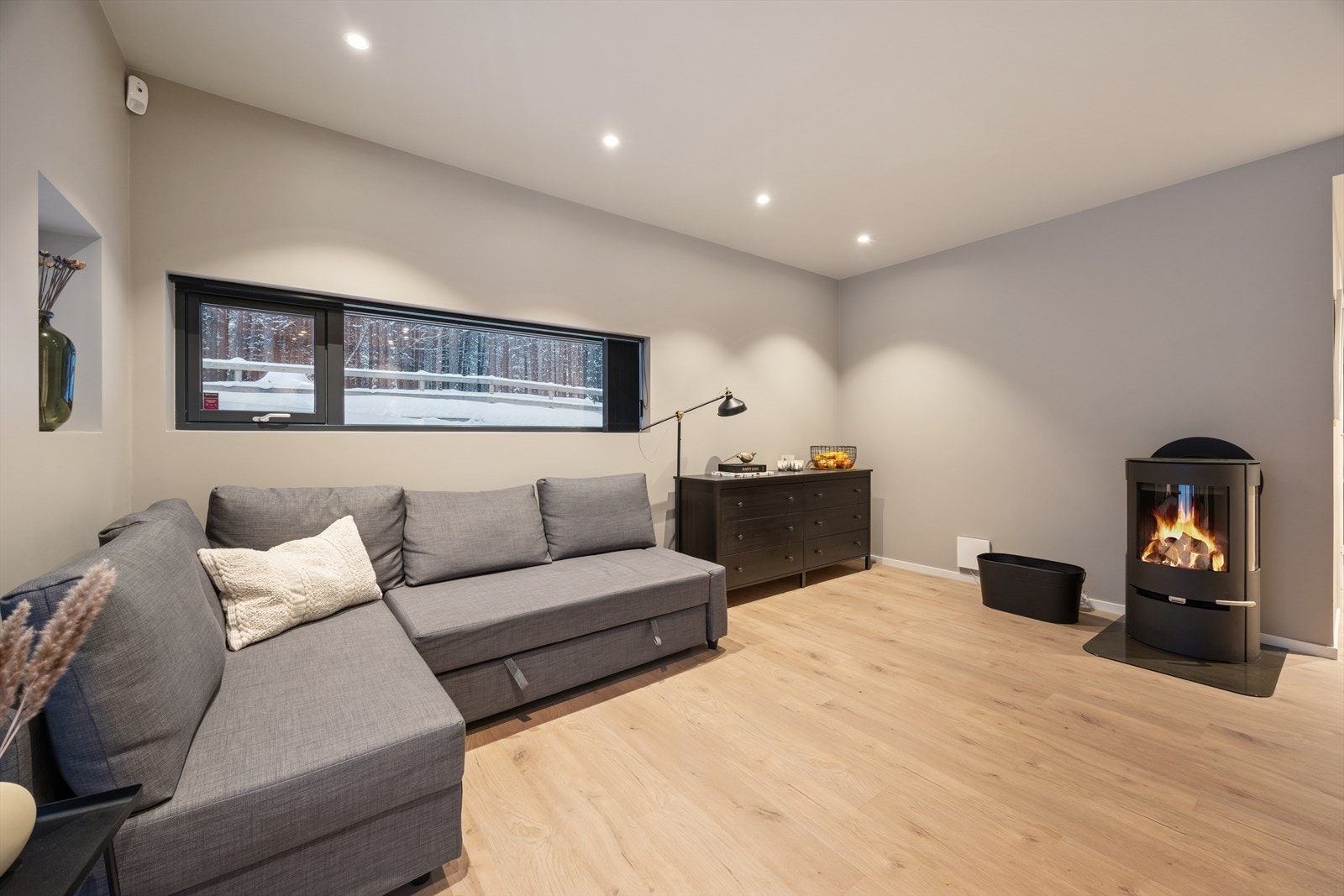 Det er etablert vedovn i stuen. Galleribilde