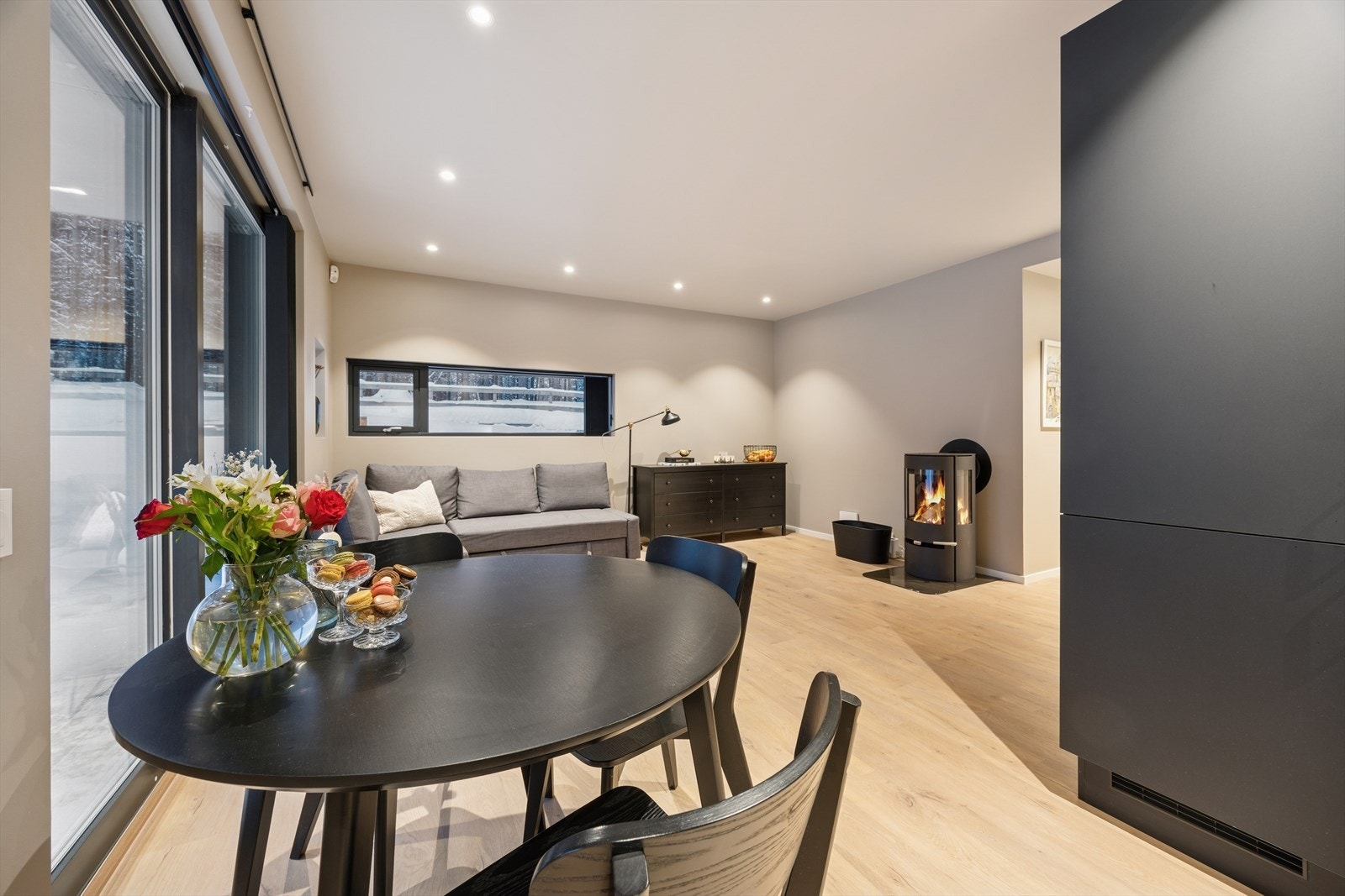 Leiligheten kan skilte med stue og kjøkken i åpen og sosial løsning. Galleribilde