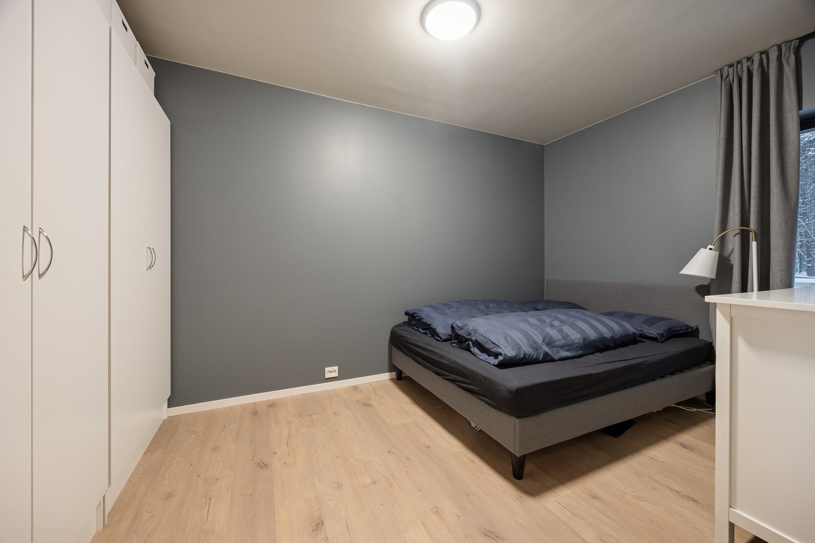 Leiligheten har et soverom og et praktisk kontor. Galleribilde