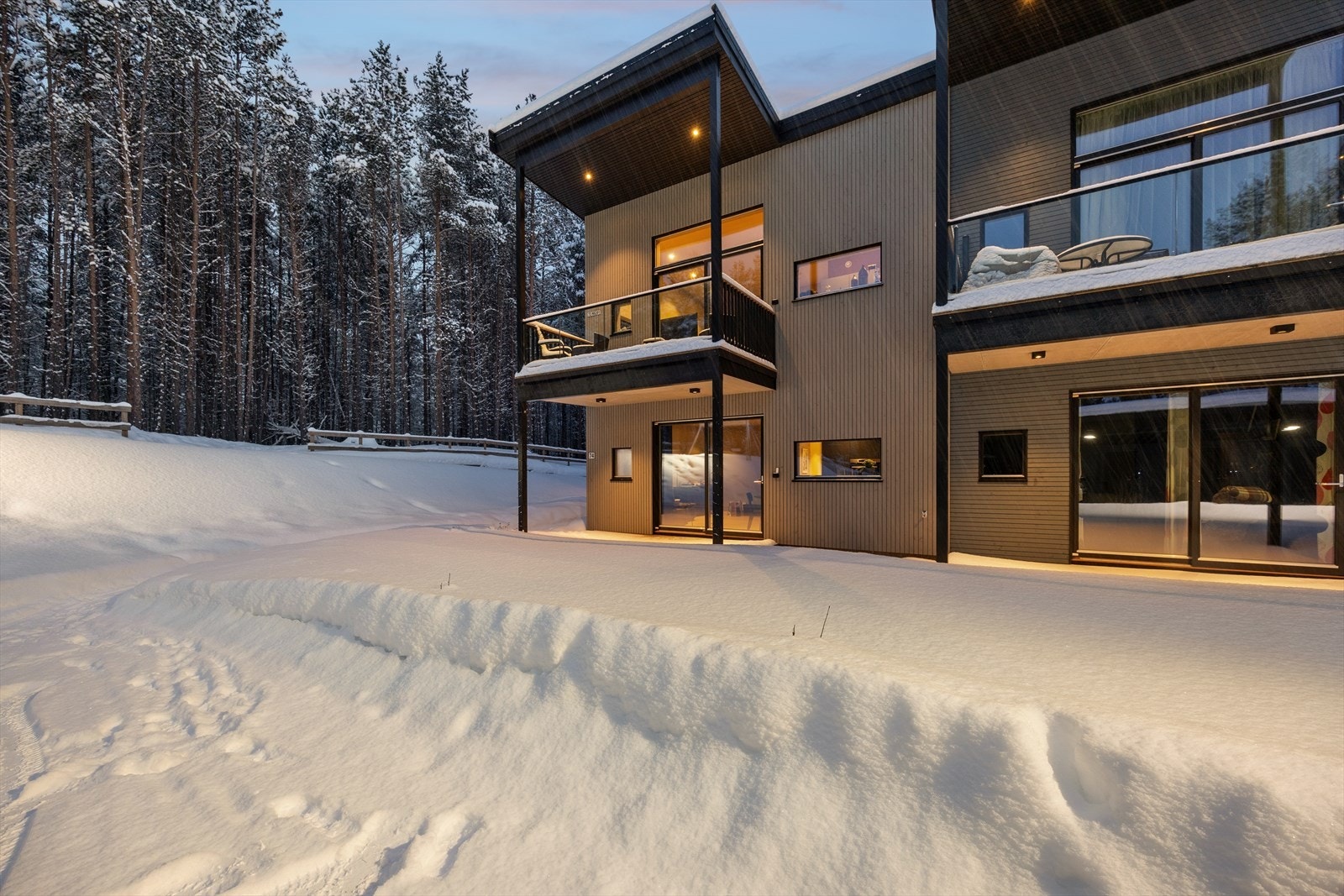 Fra stuen er det skyvedør ut til en overbygd terrasseplatting tilhørende leiligheten. Galleribilde
