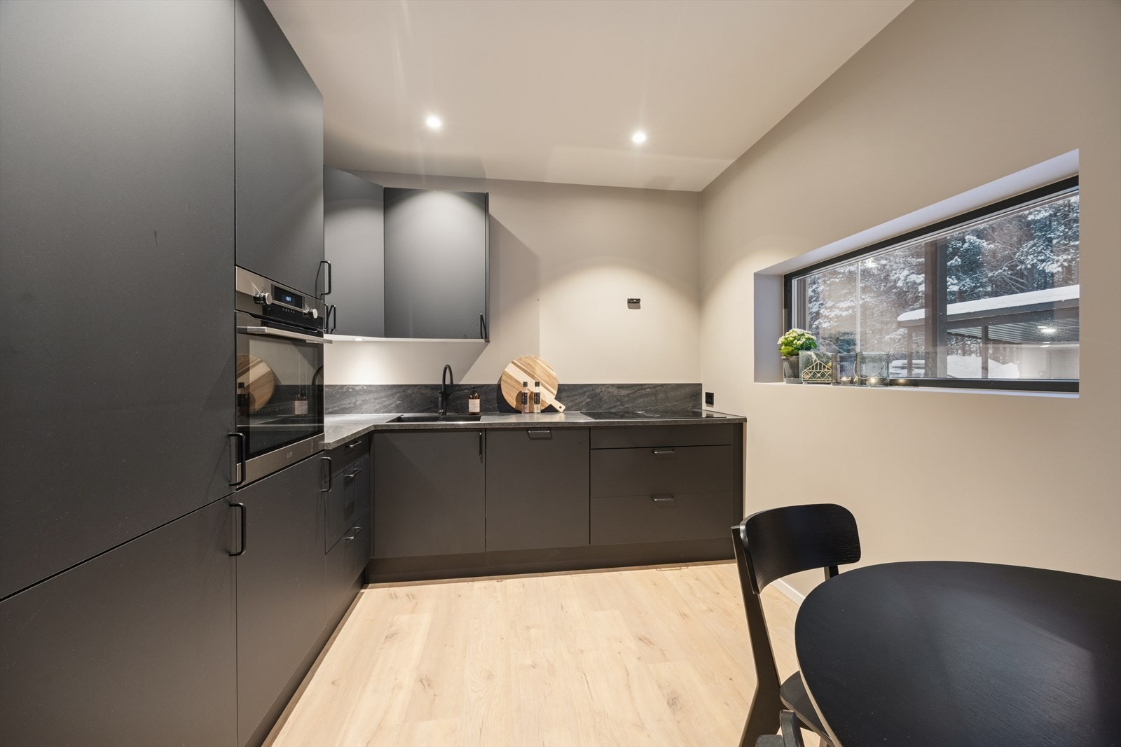 Innredningen har en moderne og mørk utførelse med både over- og underskap. Galleribilde