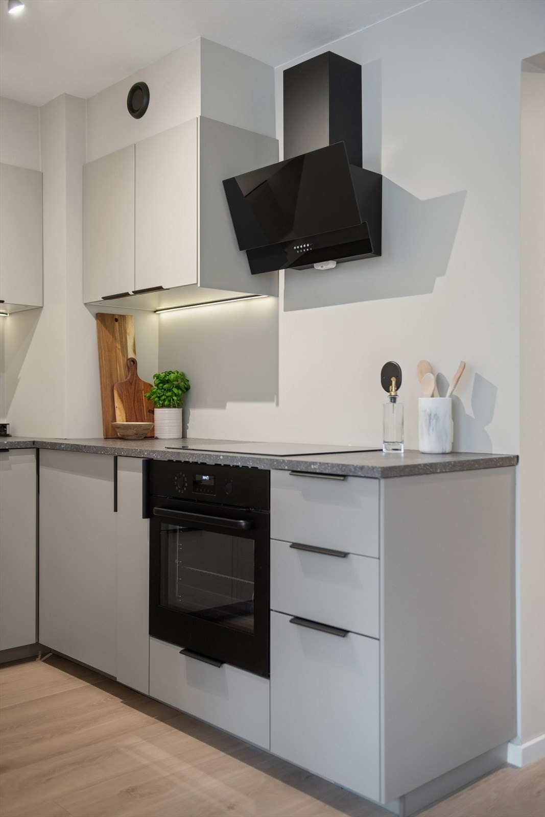 Ellers er rommet er utstyrt med komfyrvakt over kokesonen og har en kjøkkenventilator med kullfilter, i tillegg til mekanisk avtrekk. Galleribilde