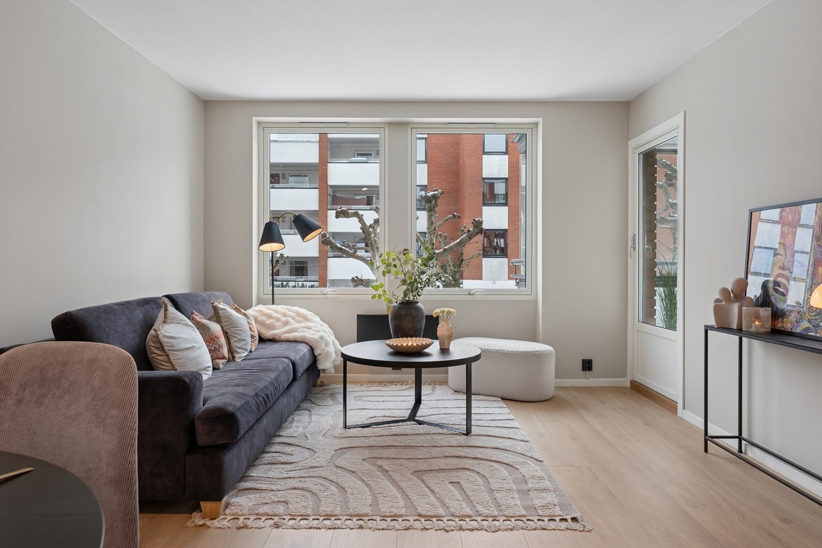 Lys og moderne stue med store vindusflater som bidrar til en god atmosfære i rommet. Galleribilde