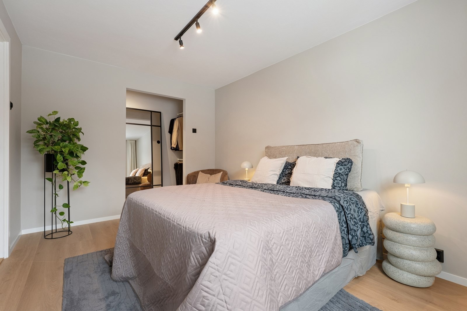 Hovedsoverom har god plass til dobbeltseng og oppbevaringsmøbel. Galleribilde