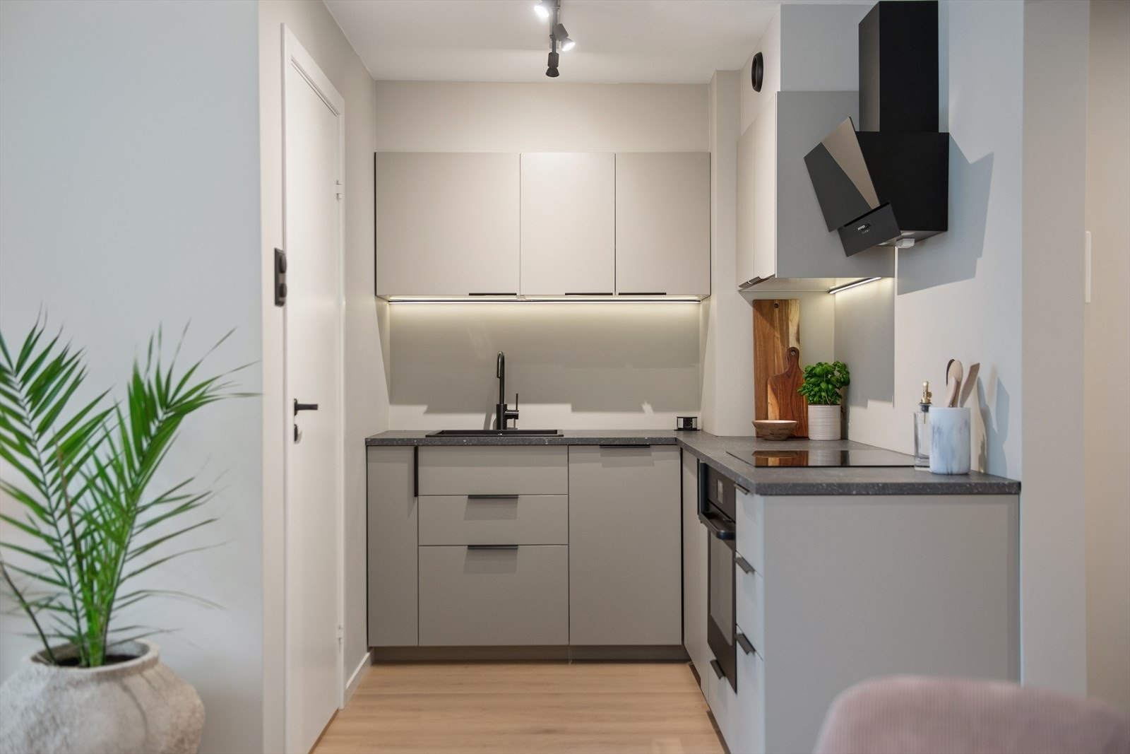 Av hvitevarer er det integrert stekeovn, kjøleskap og oppvaskmaskin som medfølger handelen. Galleribilde