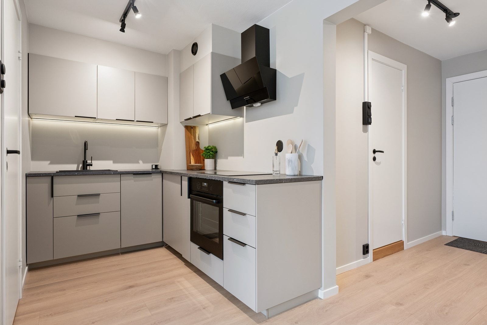 Kjøkkenet er fra 2026 har en innredning med glatte fronter og en laminert benkeplate med nedfelt kum og induksjonstopp. Galleribilde