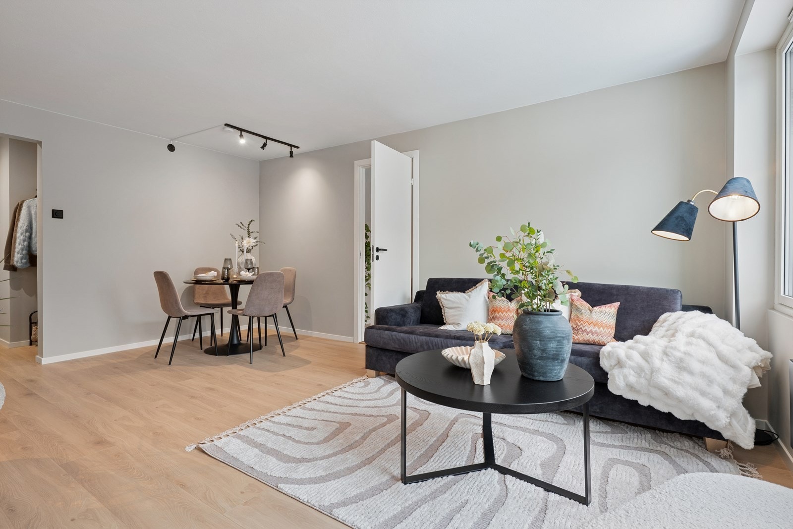 Stuen er holdt i en harmonisk fargepalett som fremstår delikat og hyggelig. Listfrie overganger gir et minimalistisk og rent uttrykk. Galleribilde