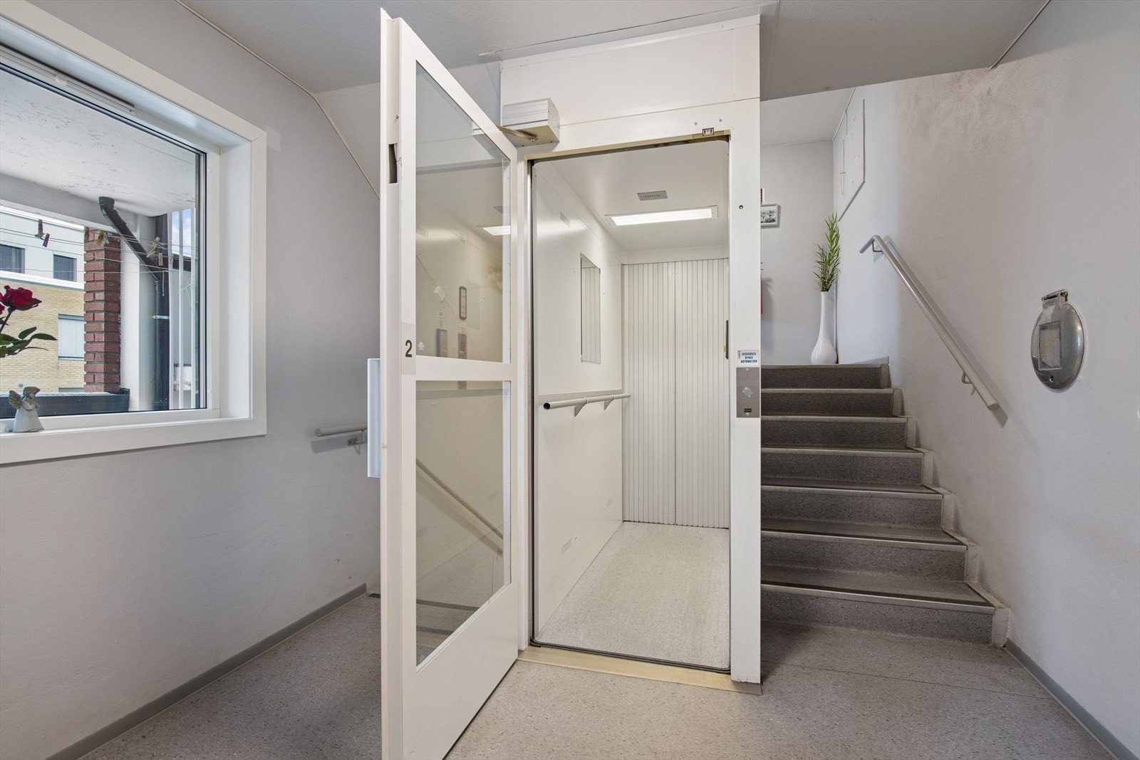 Heis gir enkel tilgang til leiligheten fra felles gangområde. Trapp og heis sikrer god tilgjengelighet for beboerne. Galleribilde