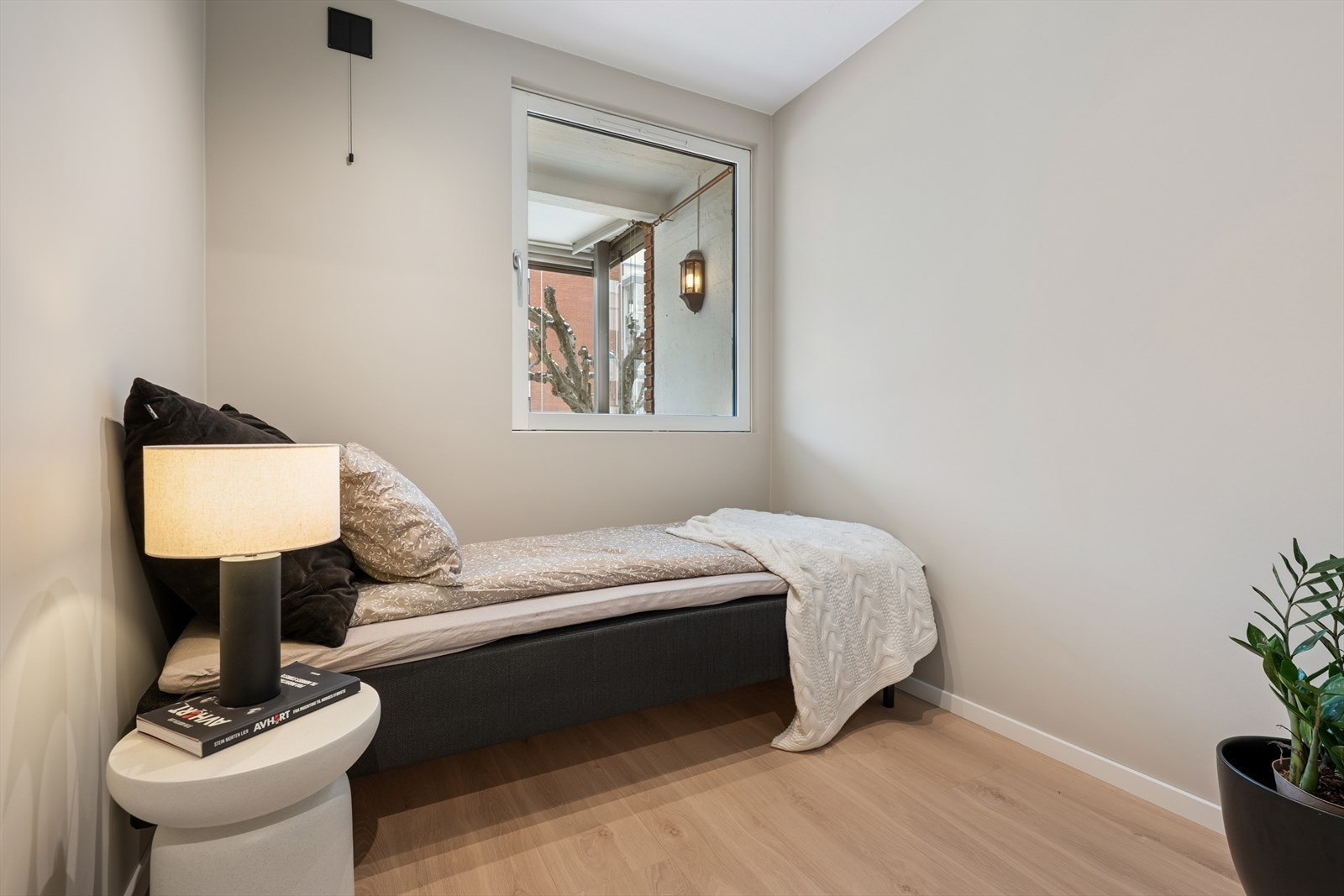 Soverom 2 har plass til enkeltseng og oppbevaringsmøbel. Galleribilde