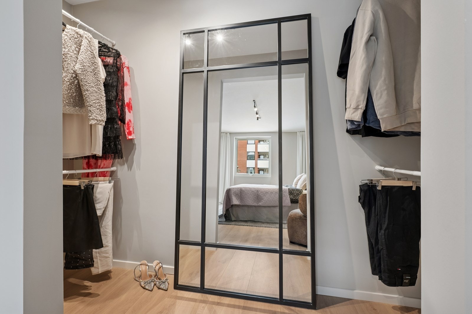 Praktisk walk-in garderobeløsning med god oppbevaringsplass. Galleribilde