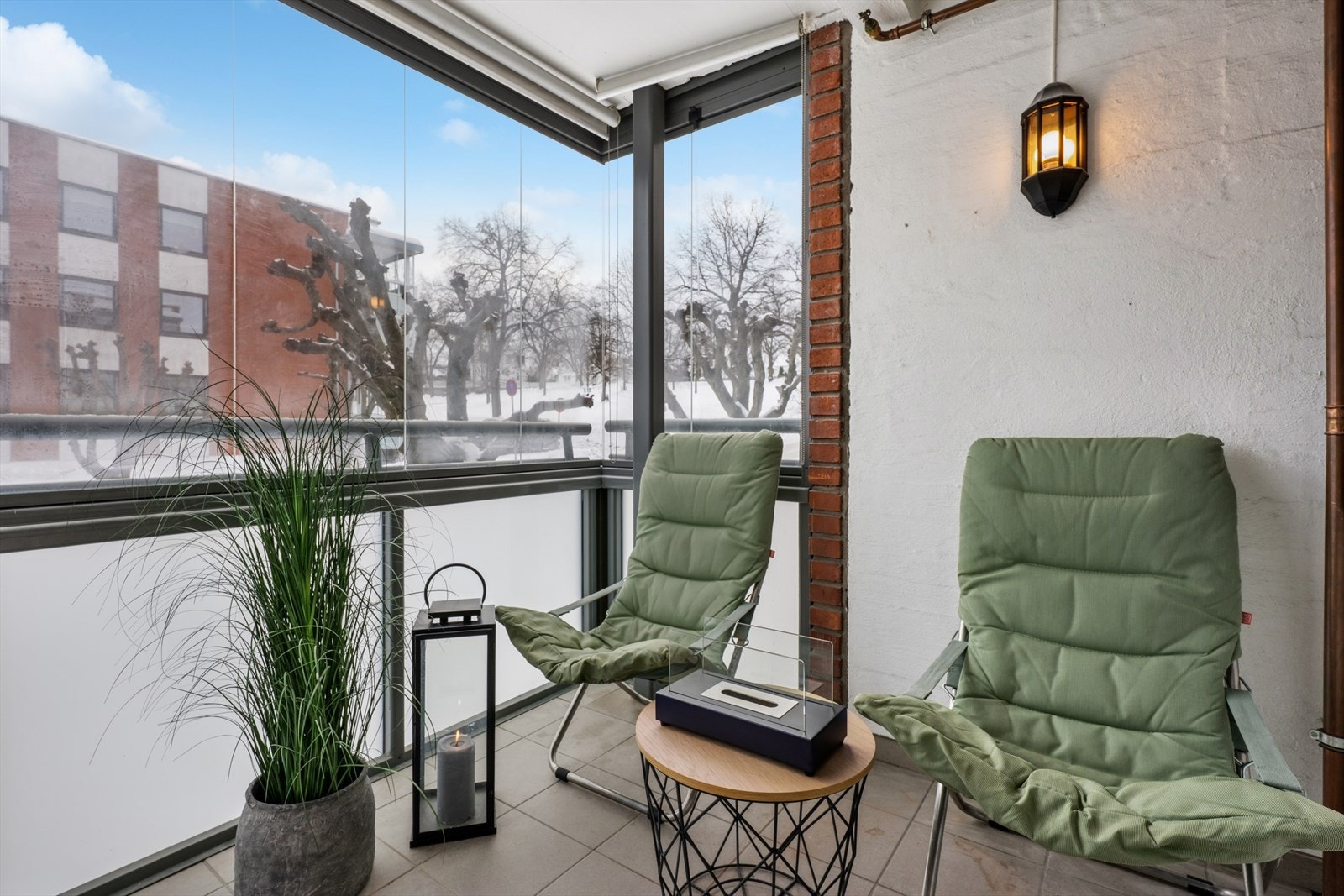 Fra stuen er det utgang til en innglasset balkong hvor du kan nyte utsikten over Mjøsa, perfekt for rolige stunder. Galleribilde