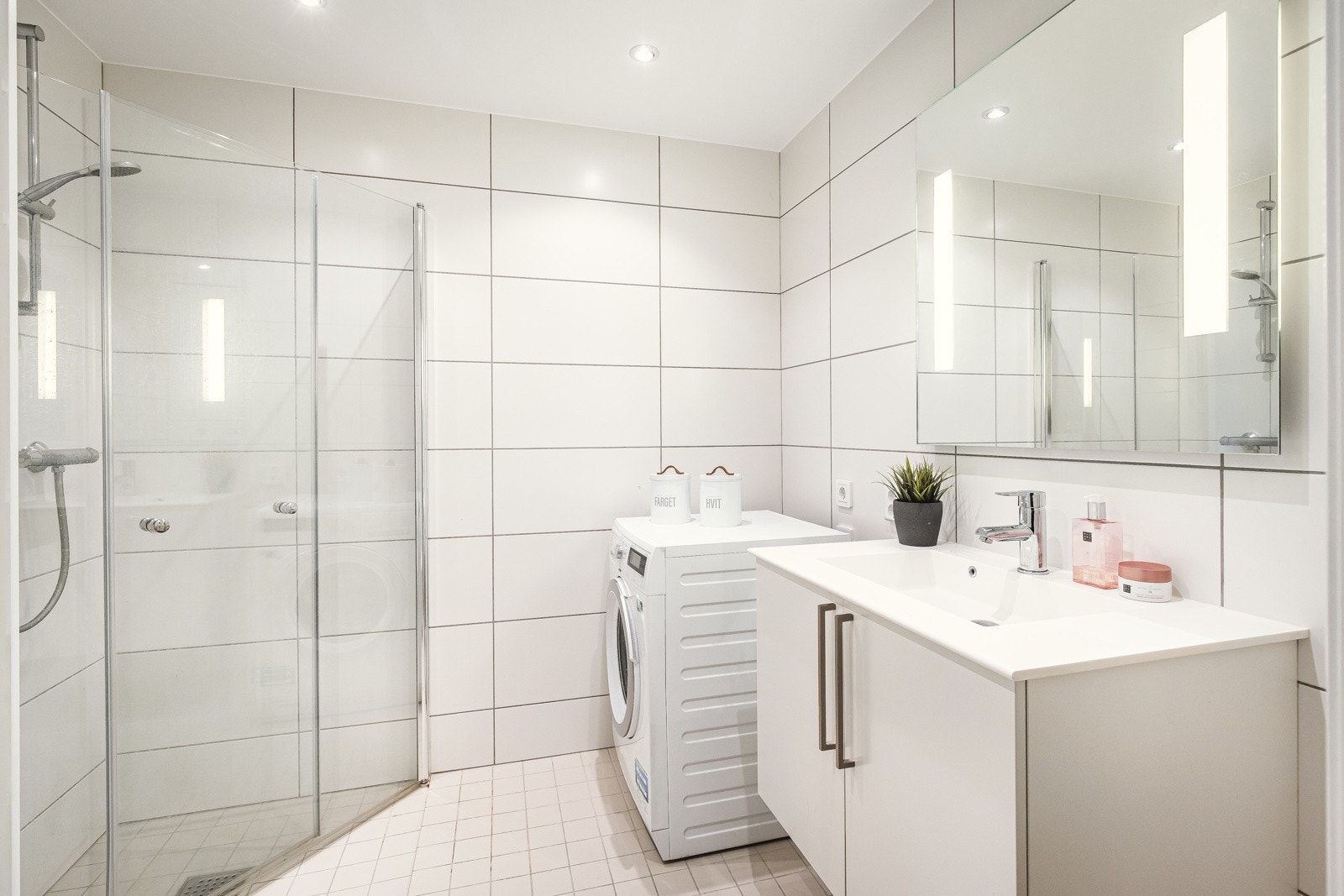 Bad med varmekabler i gulv og innfellbare dusjdører.Vaskemaskin inkludert. Galleribilde