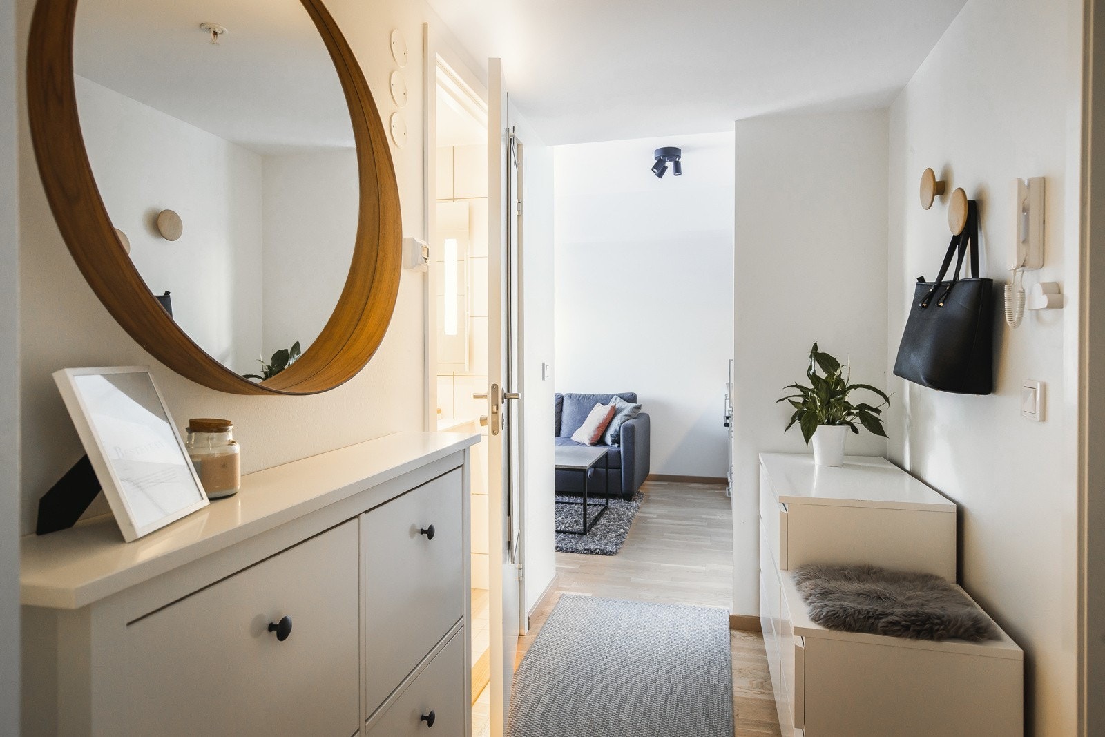 Entre med inngang til bad og soverom Galleribilde