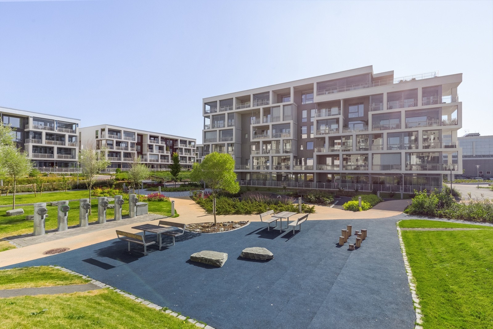 God plass og pent opparbeidede arealer utenfor Galleribilde