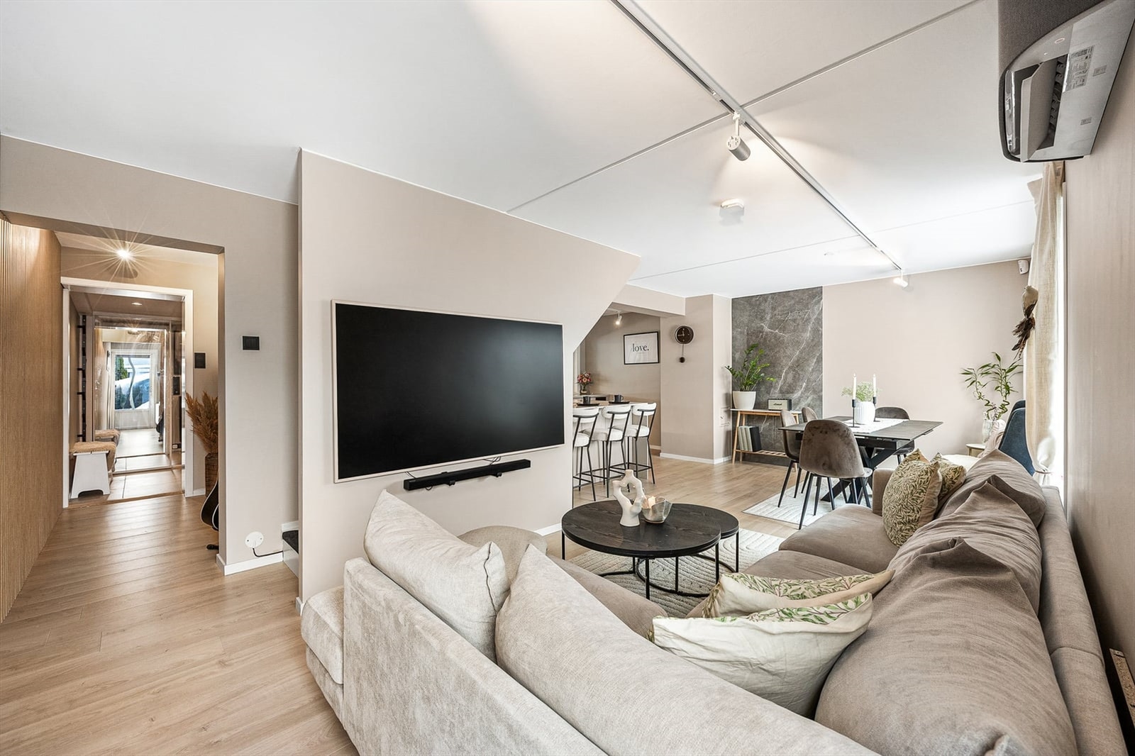 God plass til både sofa med tv-vegg og spisebord i stuen Galleribilde