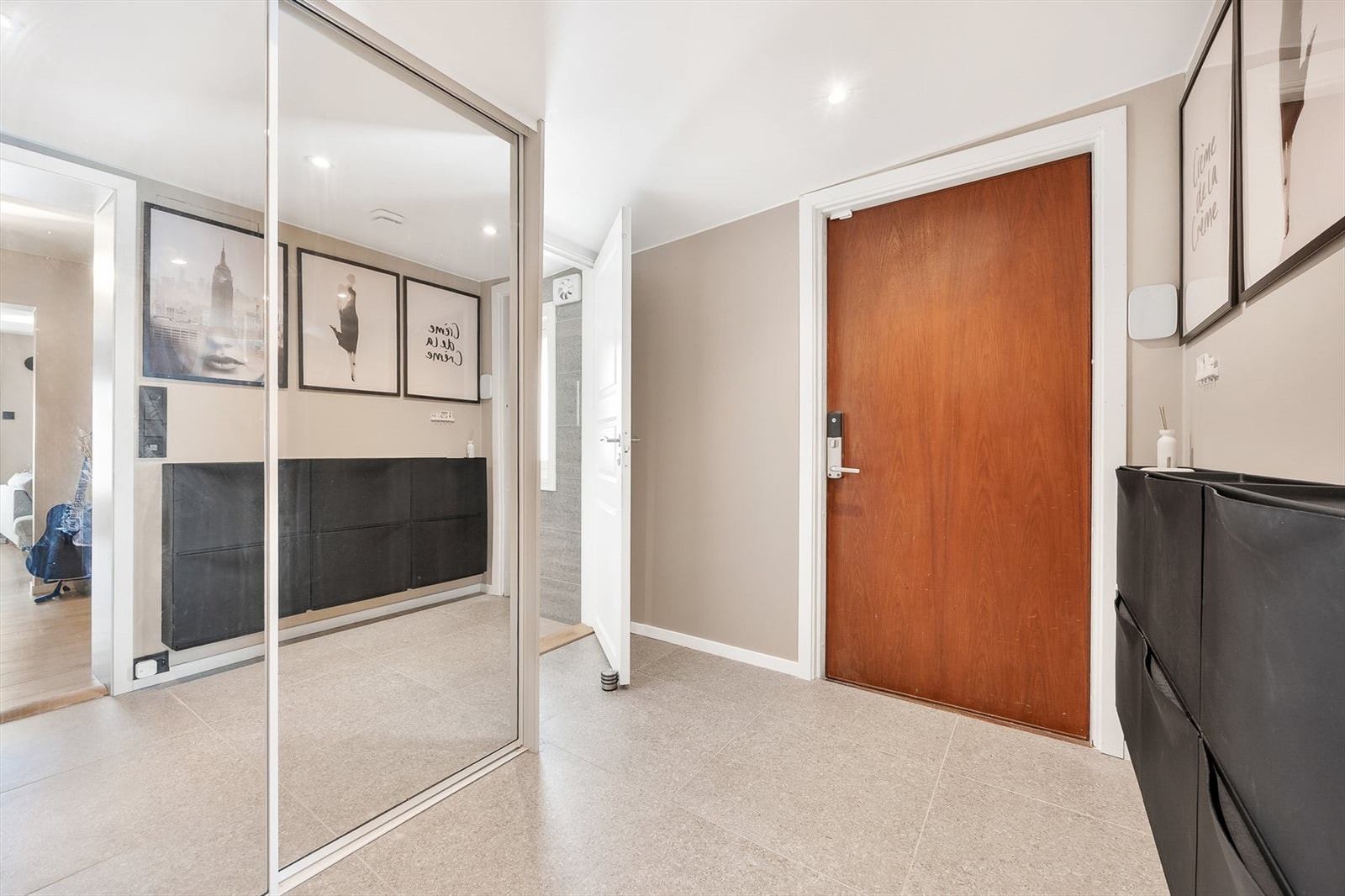 Godt med skapplass i garderobe Galleribilde