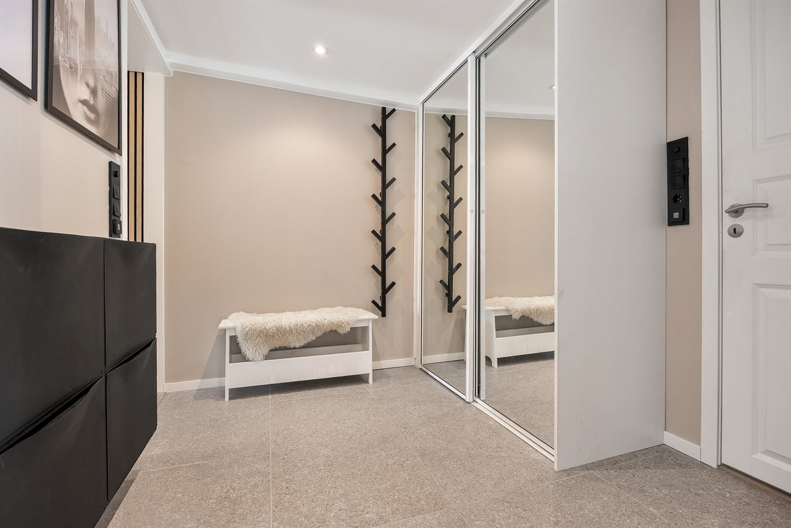 Entreen har fliser på gulvet med gulvvarme Galleribilde