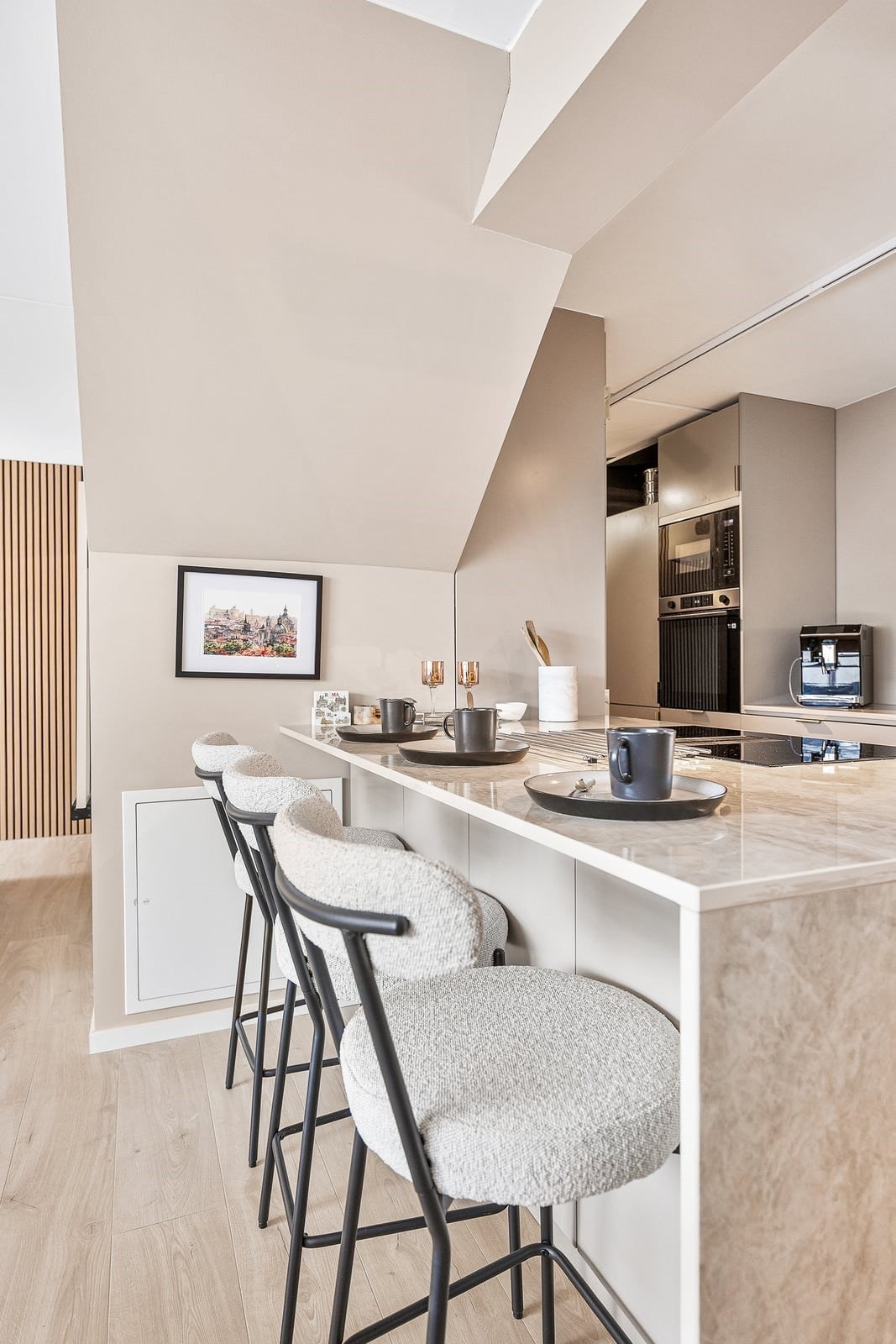 Kjkkenøyen gir både en fin plass til bords, men skiller også fint av kjøkkenet og stuen Galleribilde