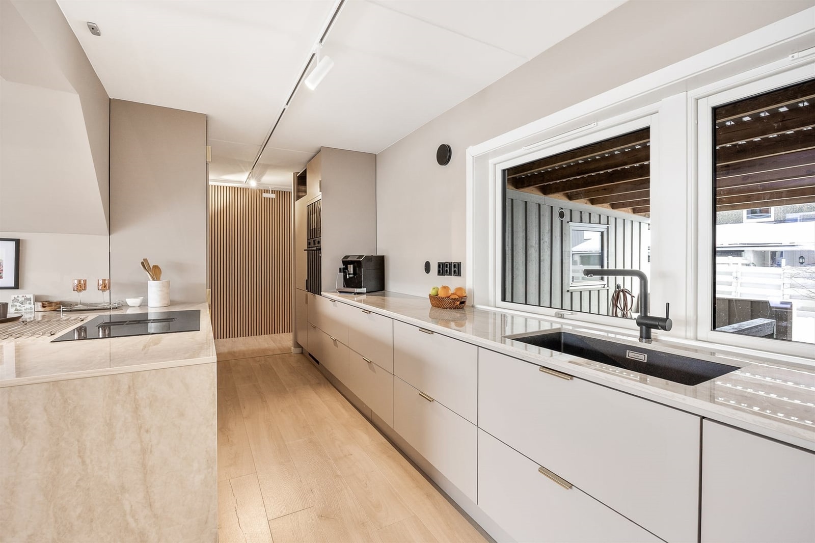 Kjøkkenet har en fin kombinasjon med høyskap og underskap for optimal plass Galleribilde