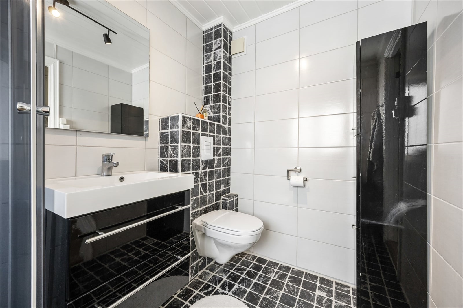 Praktisk bad i 2.etg nære alle soverommene. Badet er av eldre dato Galleribilde