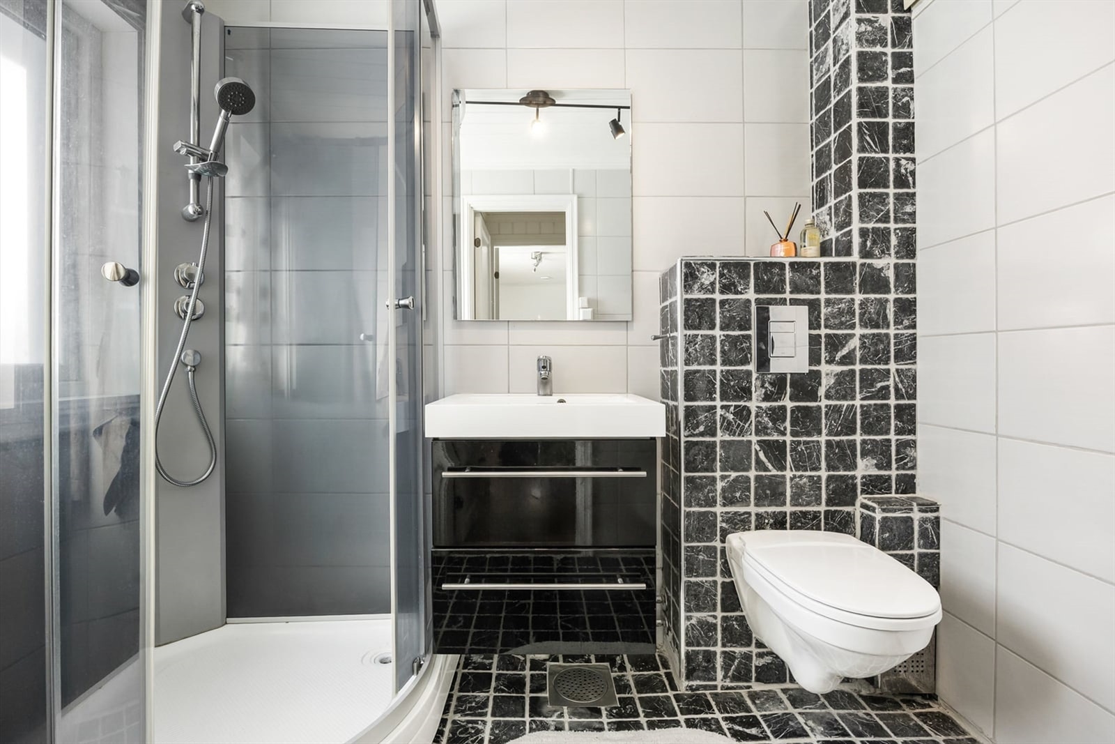 Innredning med underskap i skuffer med speil over. Galleribilde