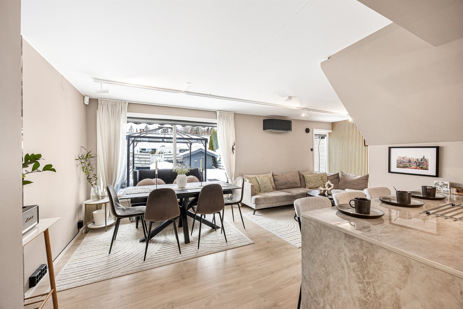 Store vindusflater gir rikelig med naturlig belysning Galleribilde