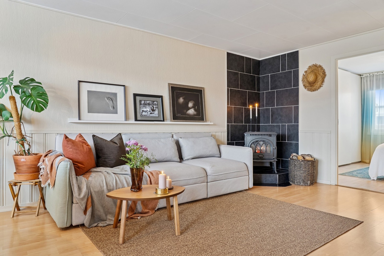 I stuen finner vi også en effektiv peisovn, som kommer godt med i løpet av vinterhalvåret. Galleribilde