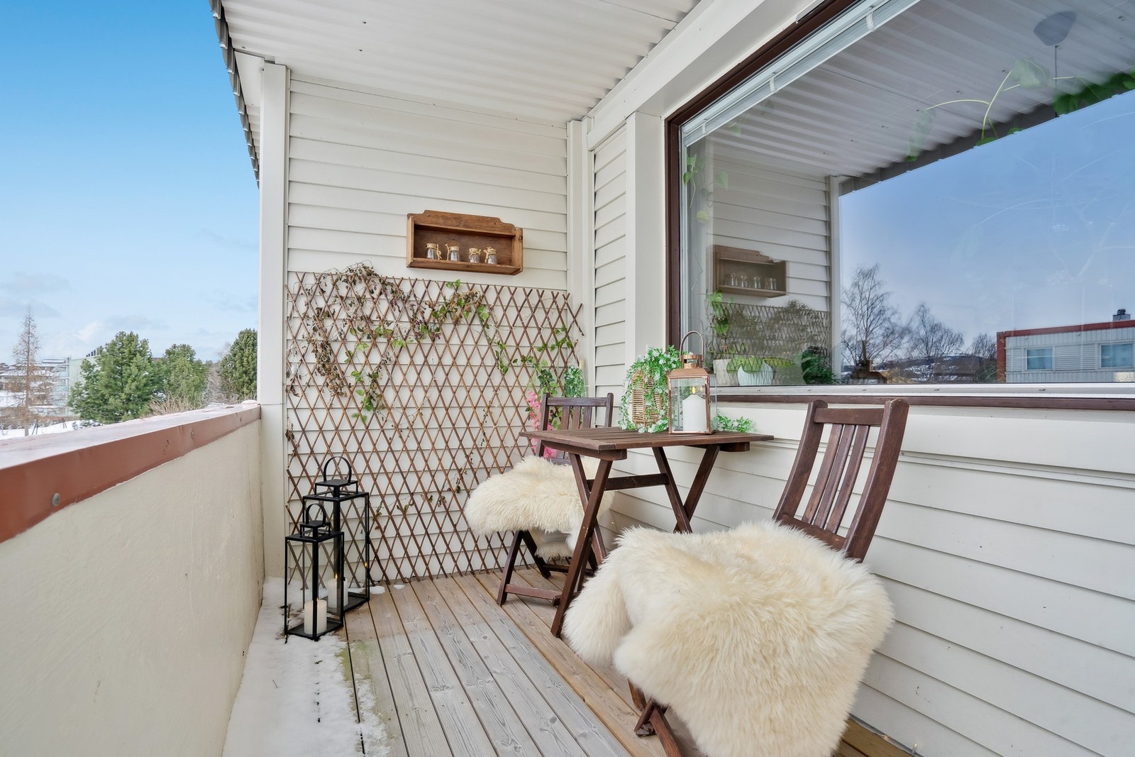 Balkongen har god plass til både utemøbler og beplantning. Galleribilde