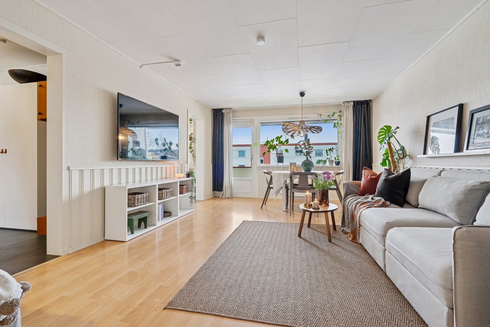 Fra stuen er det utgang til en solrik, vestvendt balkong. Galleribilde