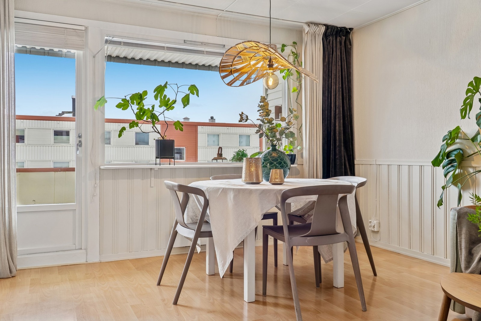 Store vindusflater sørger for rikelig med naturlig lysinnslipp. Galleribilde