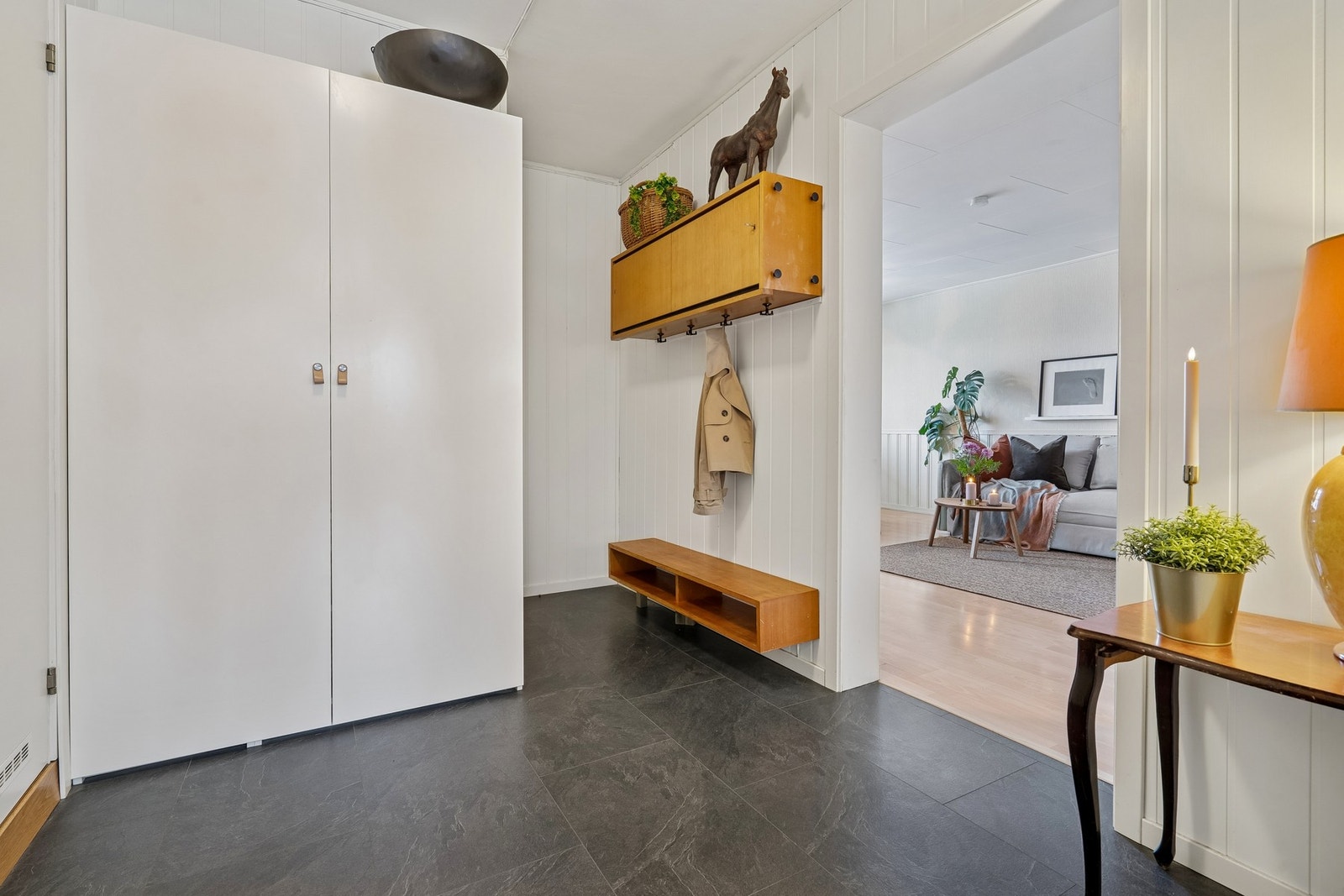 Lys og romslig entré med masse oppbevaringsplass. Galleribilde