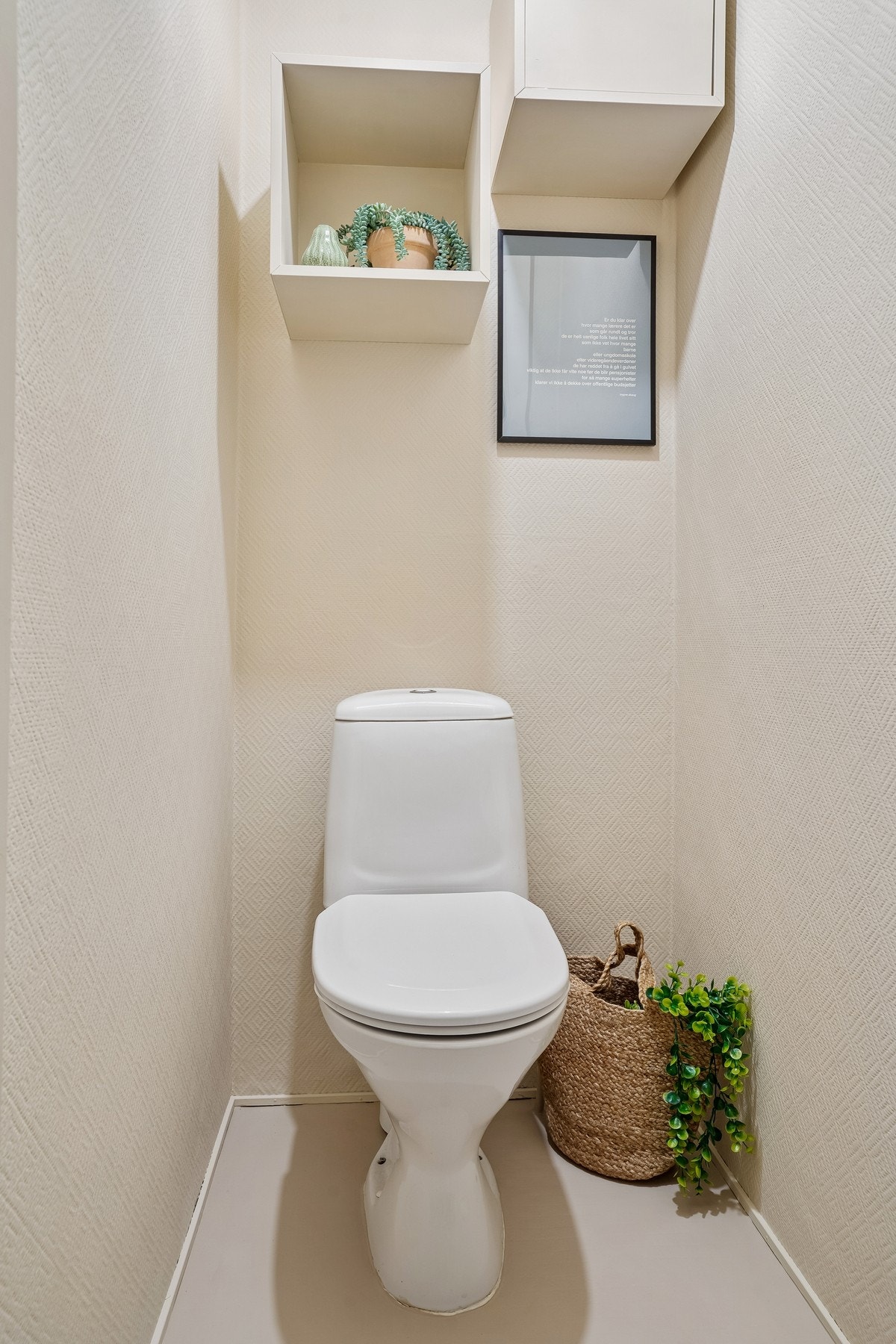 Leiligheten har et praktisk separat toalettrom. Galleribilde