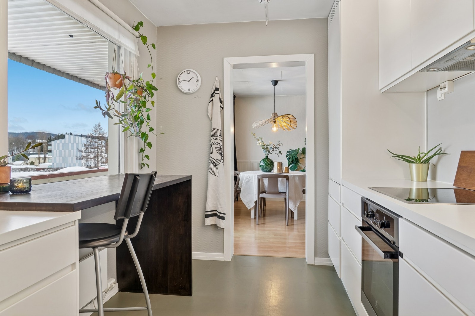 Kjøkkenet er godt utbygget med skap, skuff og benkeplass. Galleribilde