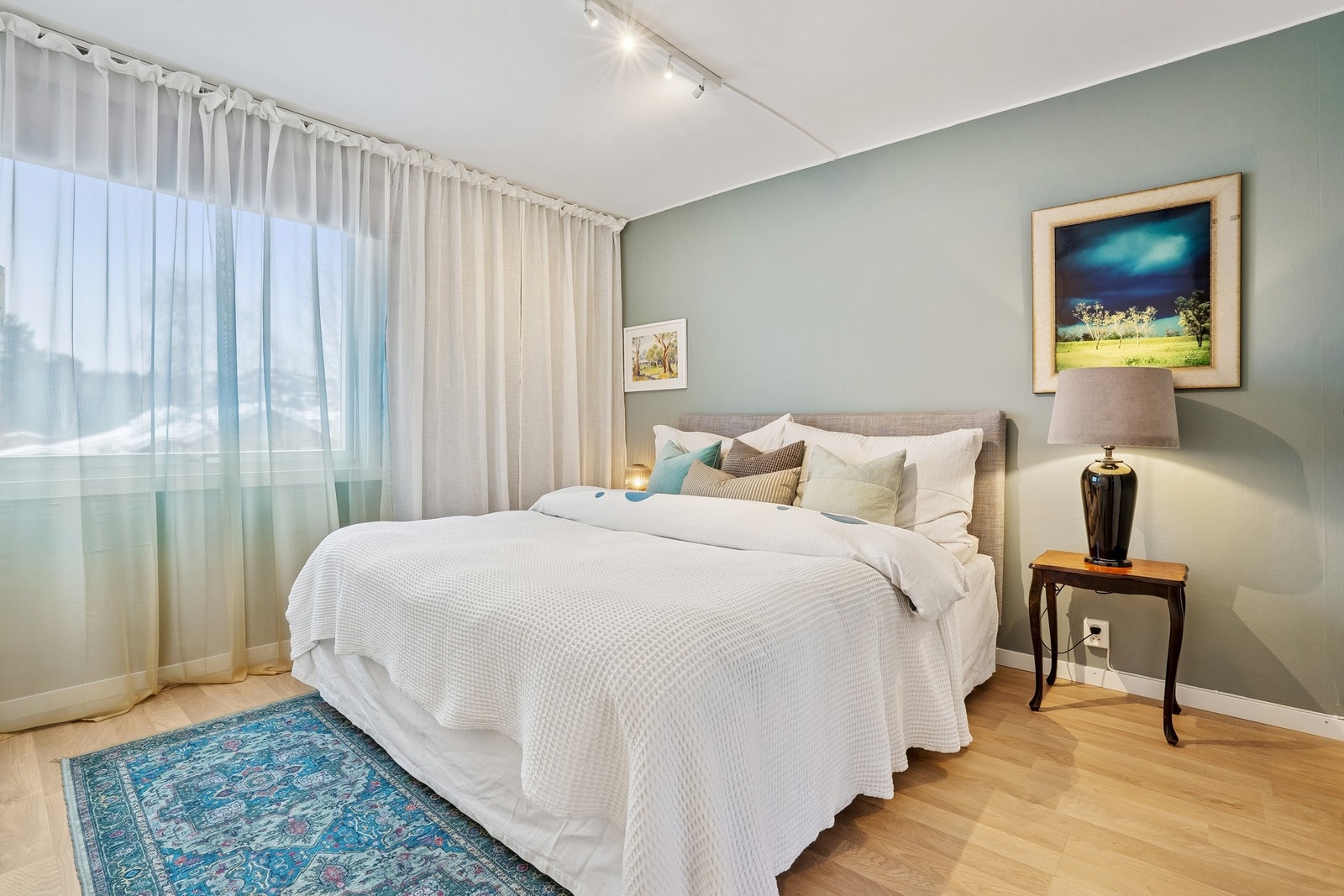 Romslig og delikat hovedsoverom med god plass til dobbeltseng og nattbord. Galleribilde