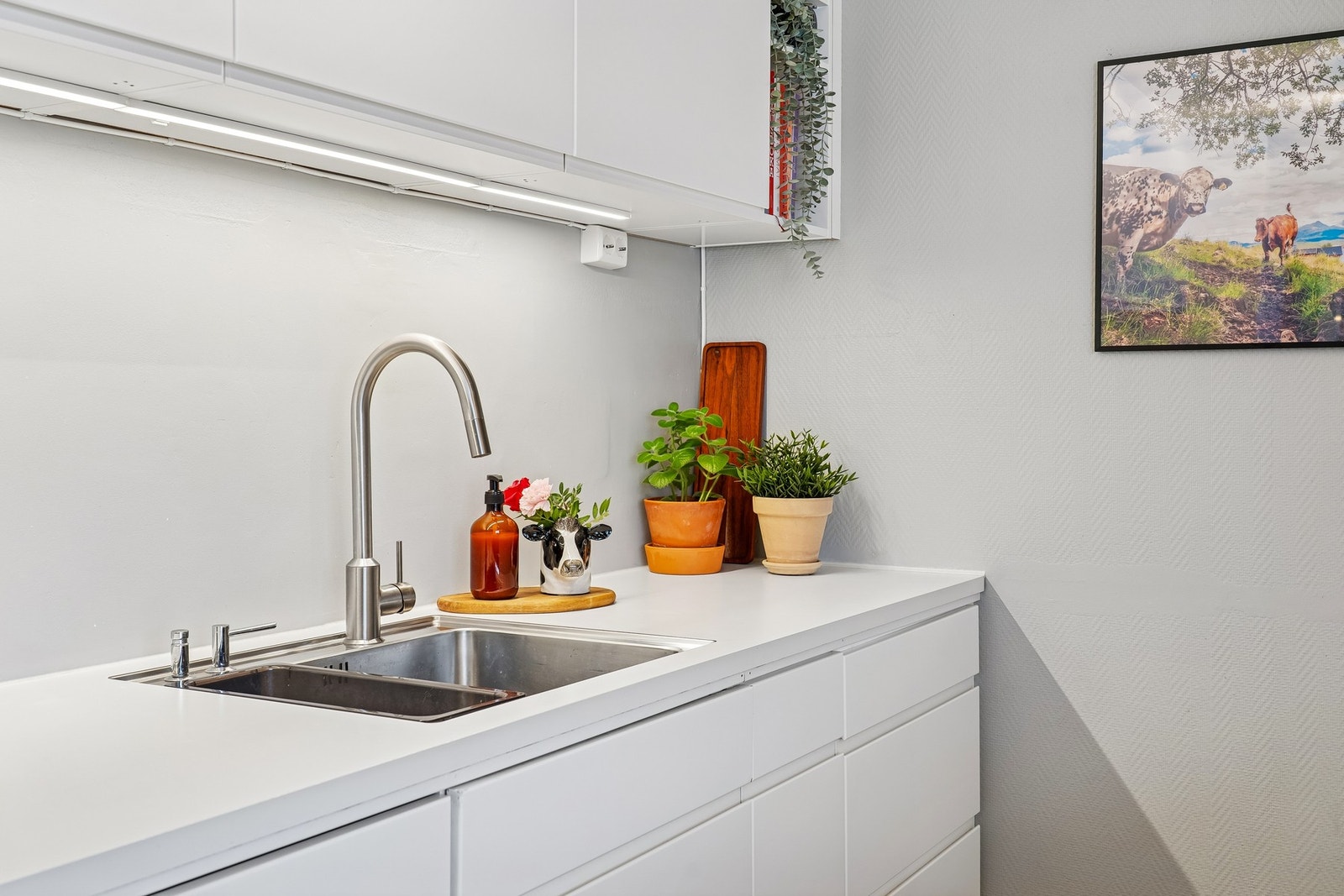 Her får du integrerte hvitevarer som stekeovn, platetopp, oppvaskmaskin og kjøleskap med fryser. Galleribilde