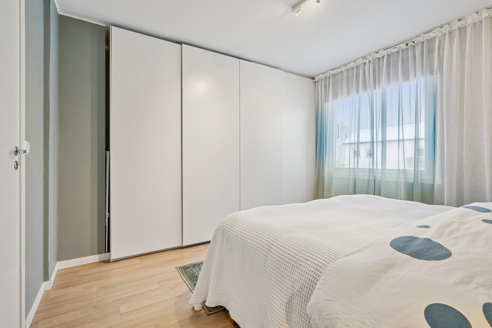 Soverommet har også integrert skyvedørsgarderobe. Galleribilde