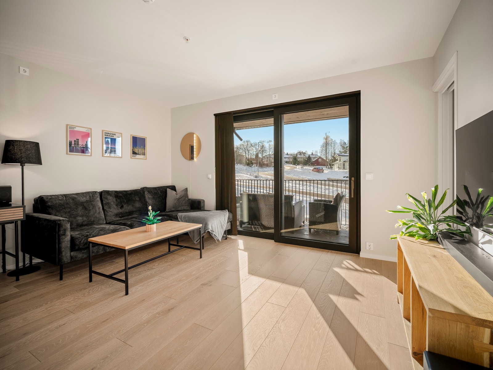 Velegnet plass til sofa, sofabord og mediemøblement. Galleribilde