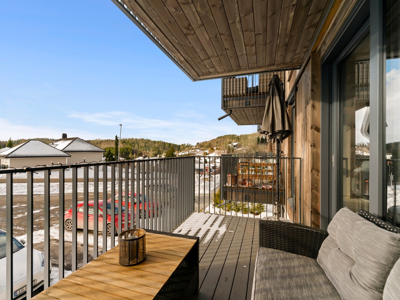 Balkongen vender mot syd med gode solforhold. Galleribilde