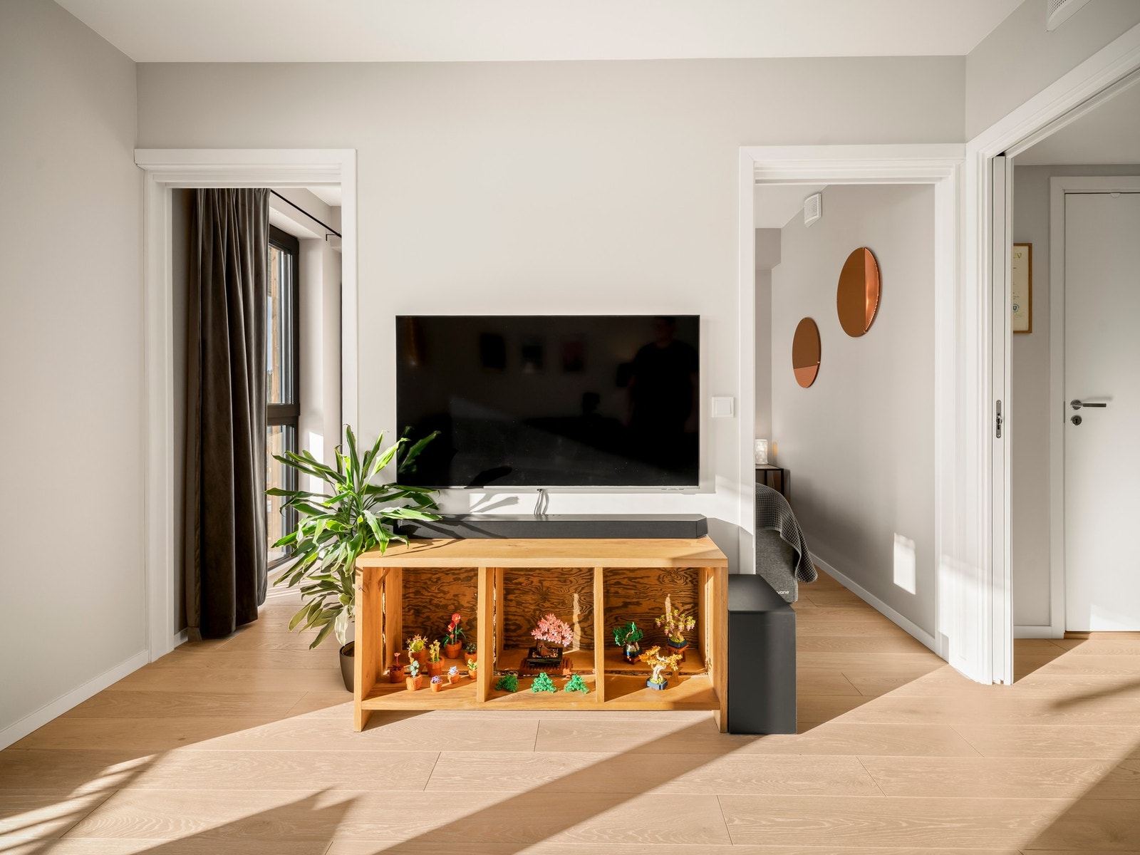 Adkomst til soverom via plassbesparende skyvedører. Galleribilde