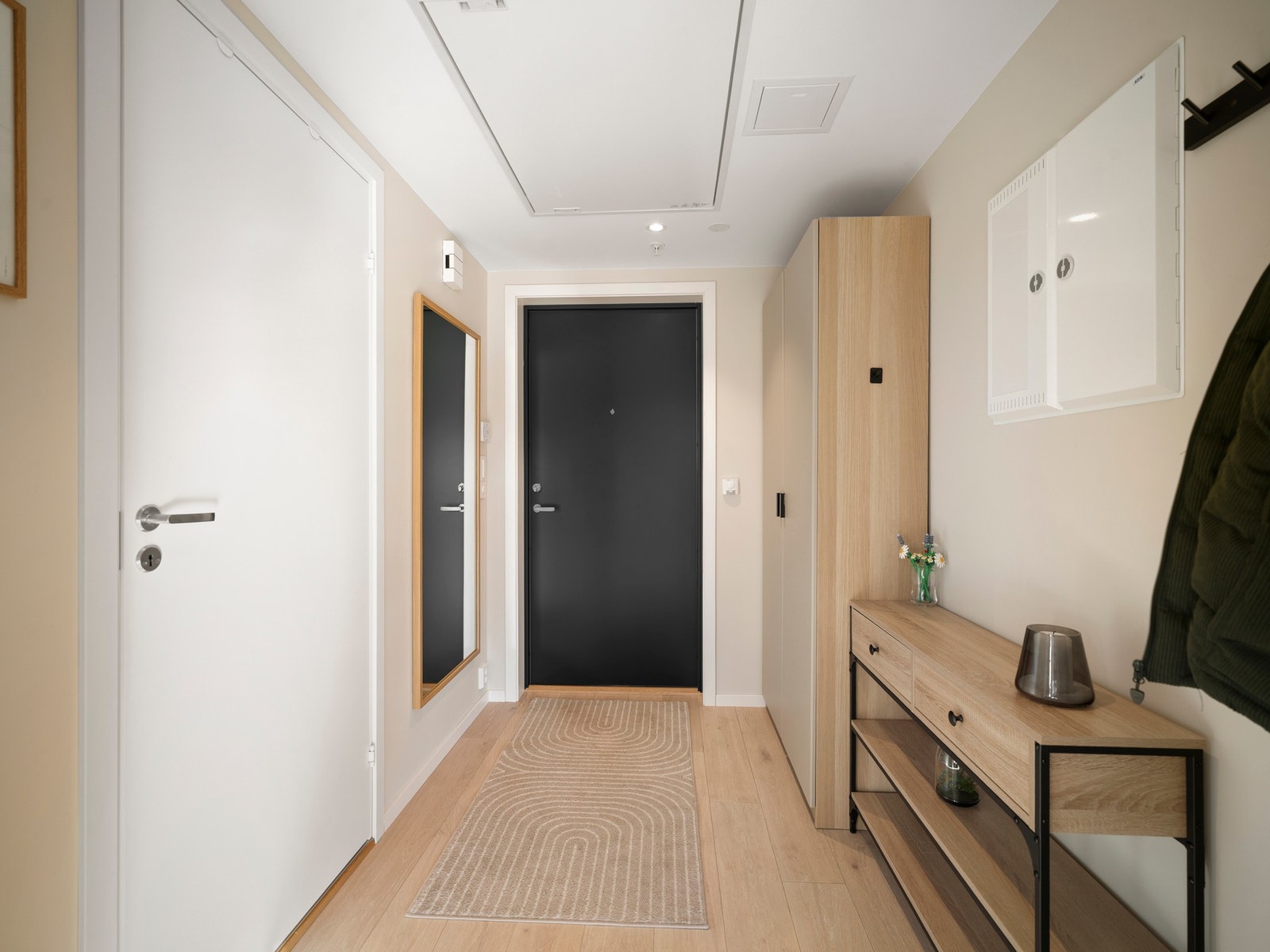 Romslig og innbydende entré med vannbåren gulvvarme. Galleribilde