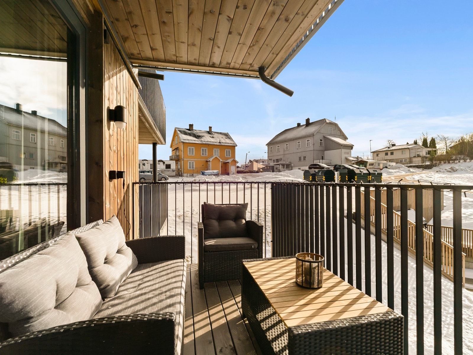 Fra stue er det utgang til solrik balkong på 8 kvm. Galleribilde